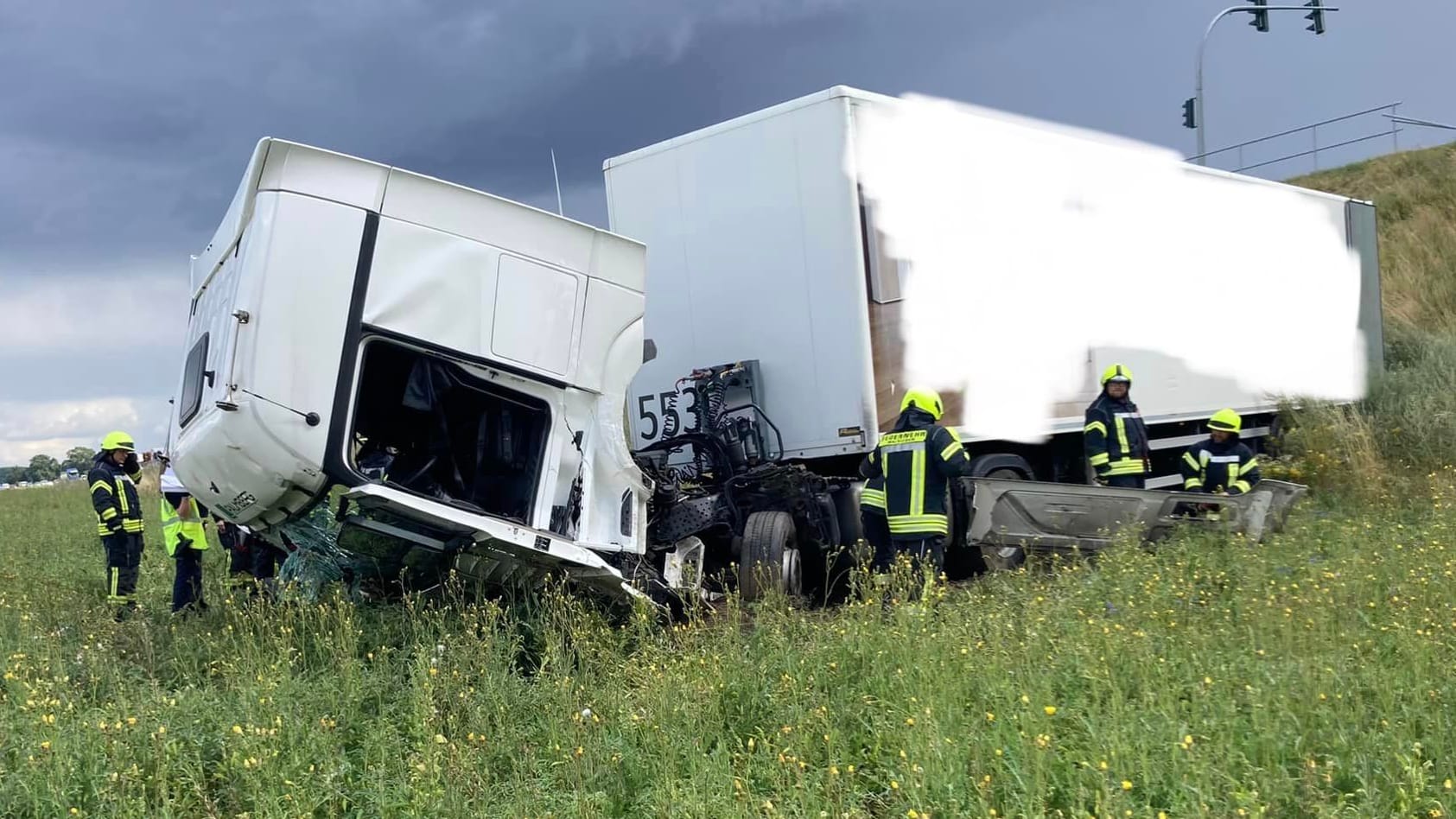 Auf einem Feld kam der Lkw zum Stehen.