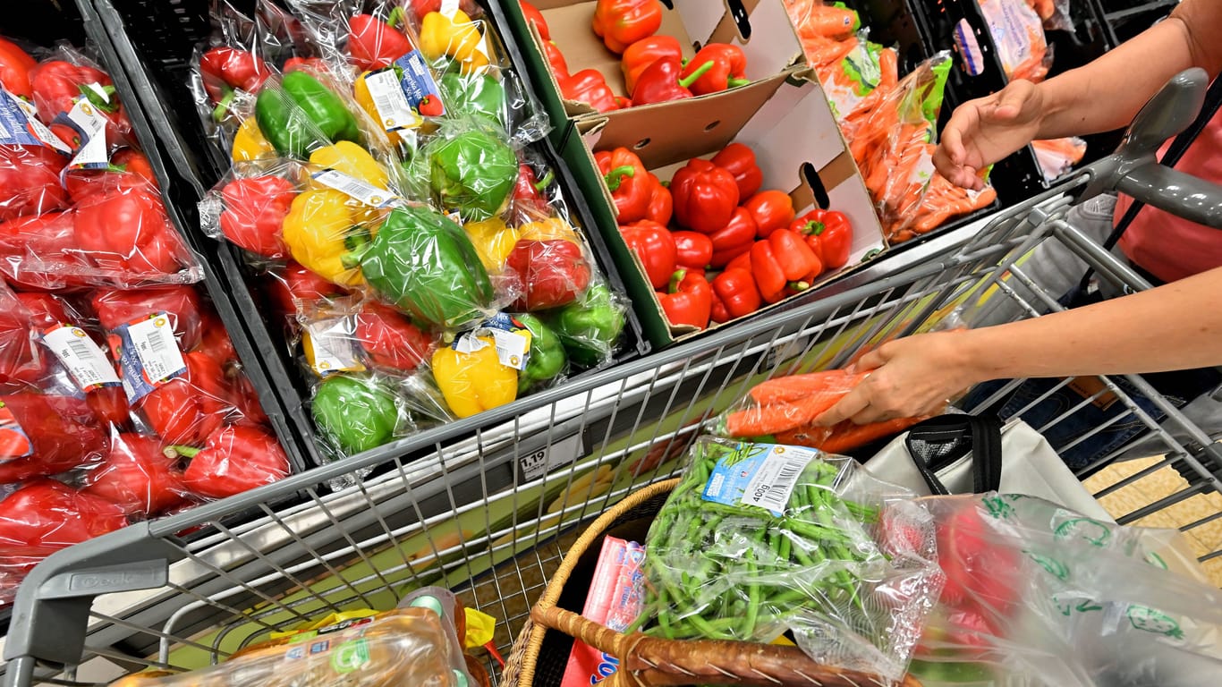 Einkauf im Supermarkt (Symbolbild): Besonders Lebensmittel sind weiterhin teuer.