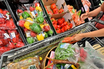 Einkauf im Supermarkt (Symbolbild): Besonders Lebensmittel sind weiterhin teuer.