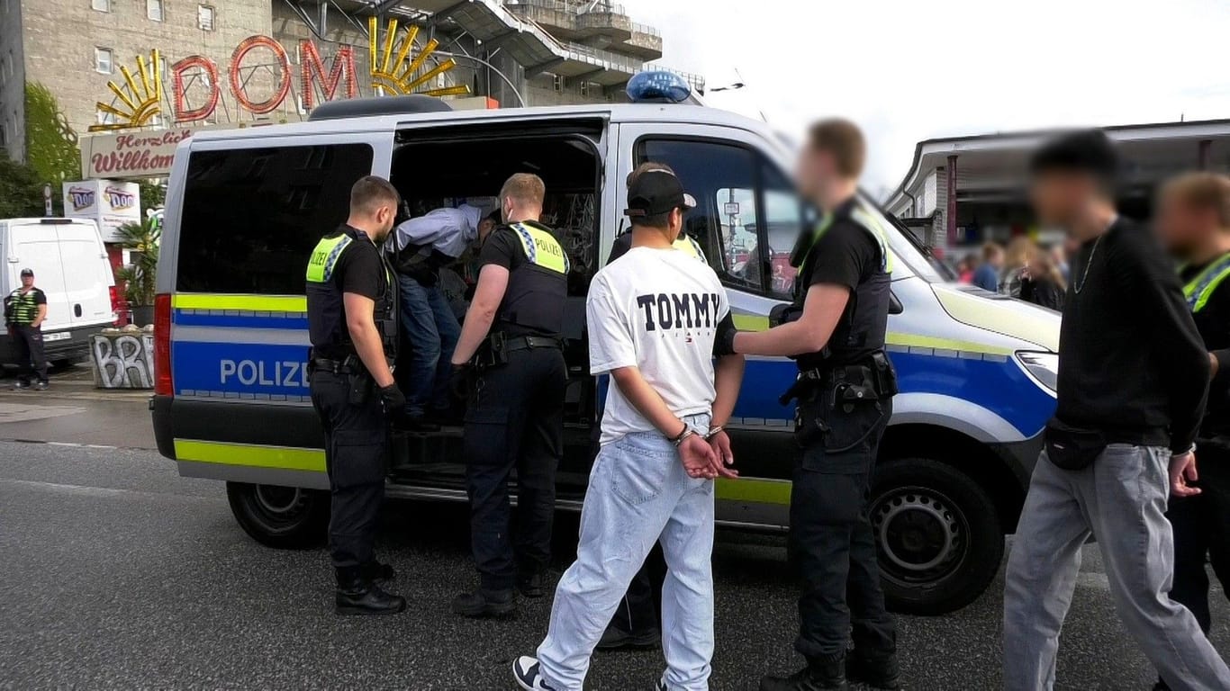Festnahme von zwölf jungen Männern in Hamburg