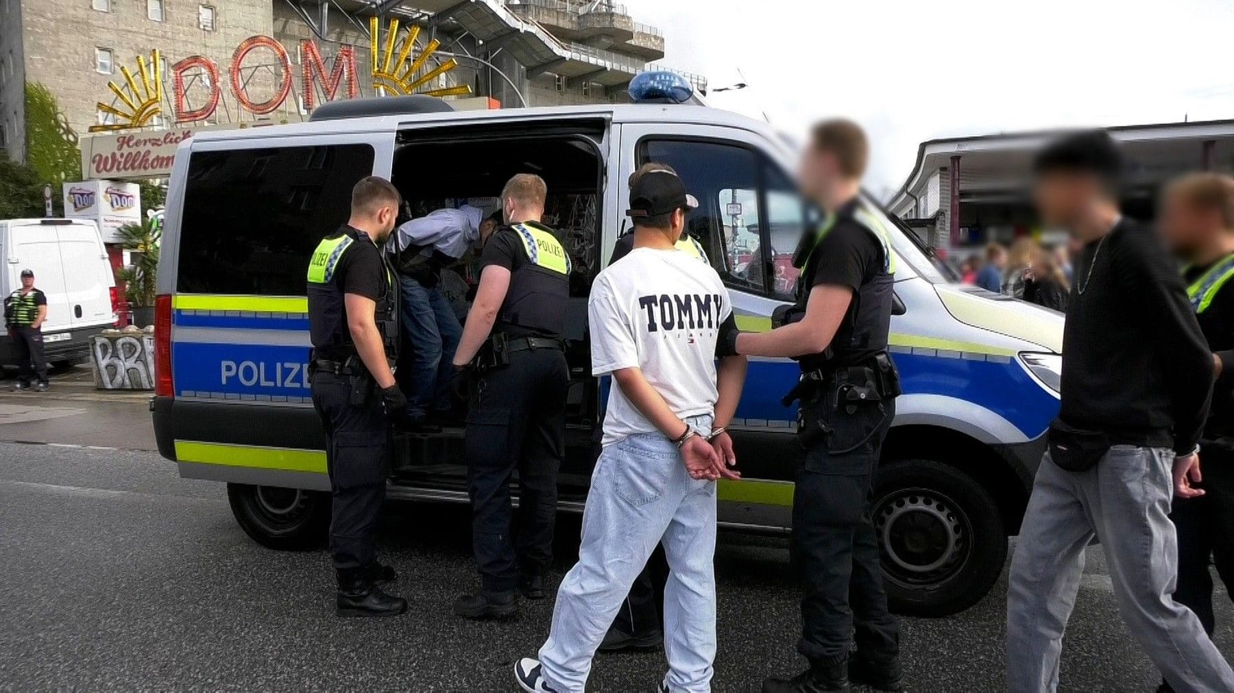 Festnahme von zwölf jungen Männern in Hamburg Festnahme von zwölf jungen Männern in Hamburg