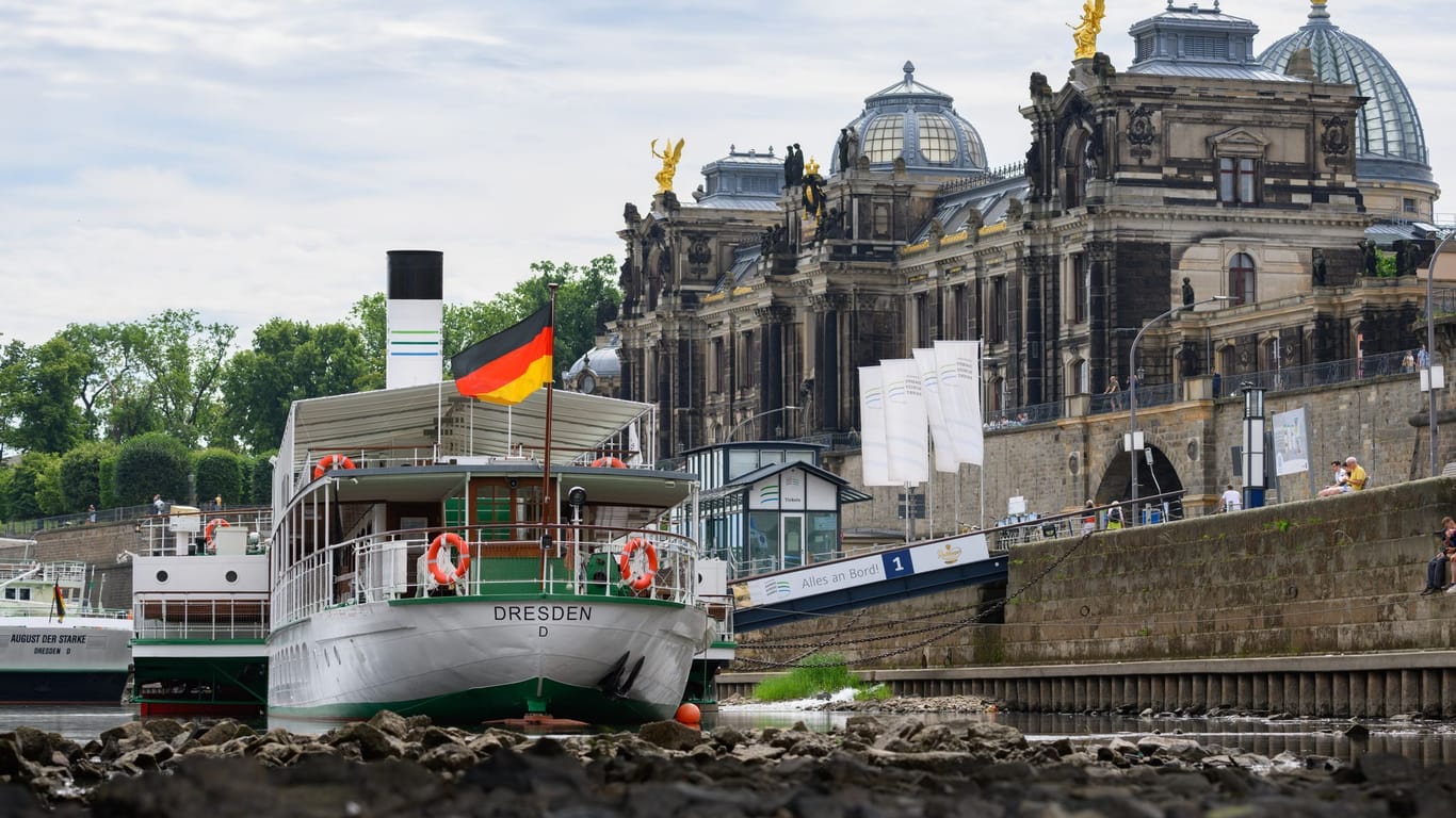 Scheinbar auf dem Trockenen liegt das Heck des Schaufelraddampfers «Dresden» an der Brühlschen Terrasse. Der Pegel der Elbe in Dresden beträgt momentan 64 Zentimeter.