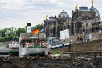 Scheinbar auf dem Trockenen liegt das Heck des Schaufelraddampfers «Dresden» an der Brühlschen Terrasse. Der Pegel der Elbe in Dresden beträgt momentan 64 Zentimeter.