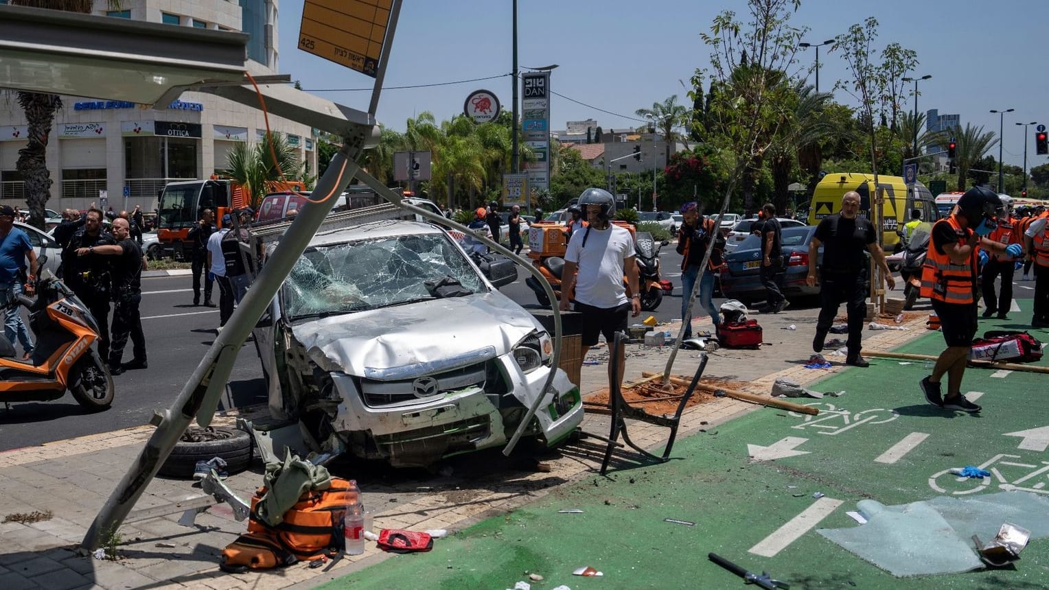 Auto fährt in Tel Aviv in Menschenmenge Auto fährt in Tel Aviv in Menschenmenge