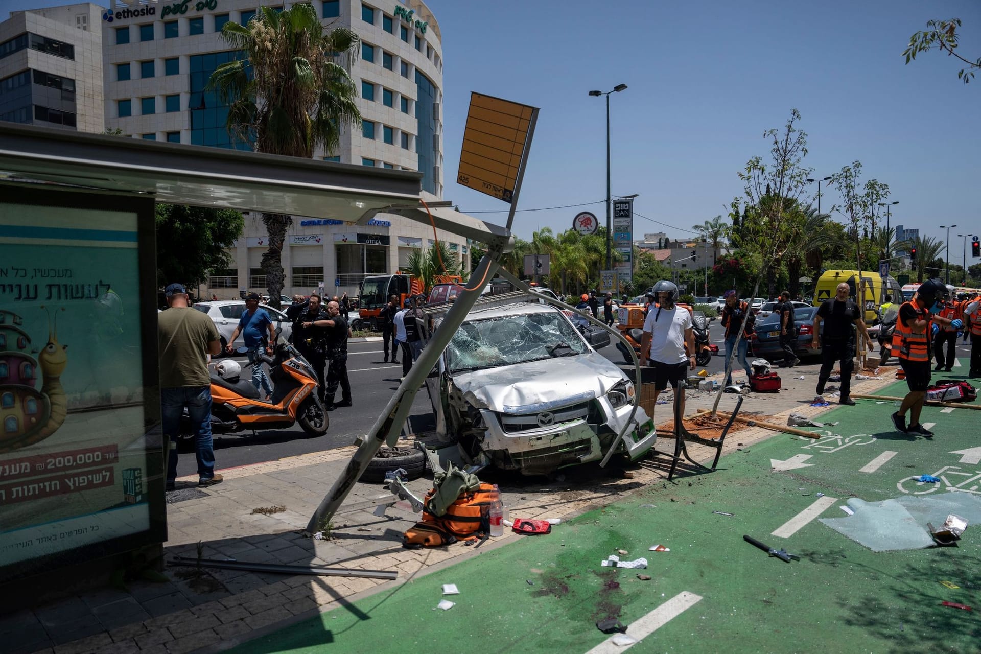 Auto fährt in Tel Aviv in Menschenmenge