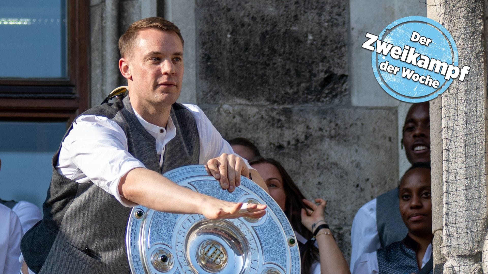 Manuel Neuer mit Meisterschale auf dem Münchner Rathausbalkon. Als Kapitän durfte er die Schale als Erster in den Händen halten, obwohl sein Anteil am Erfolg verletzungsbedingt überschaubar war.