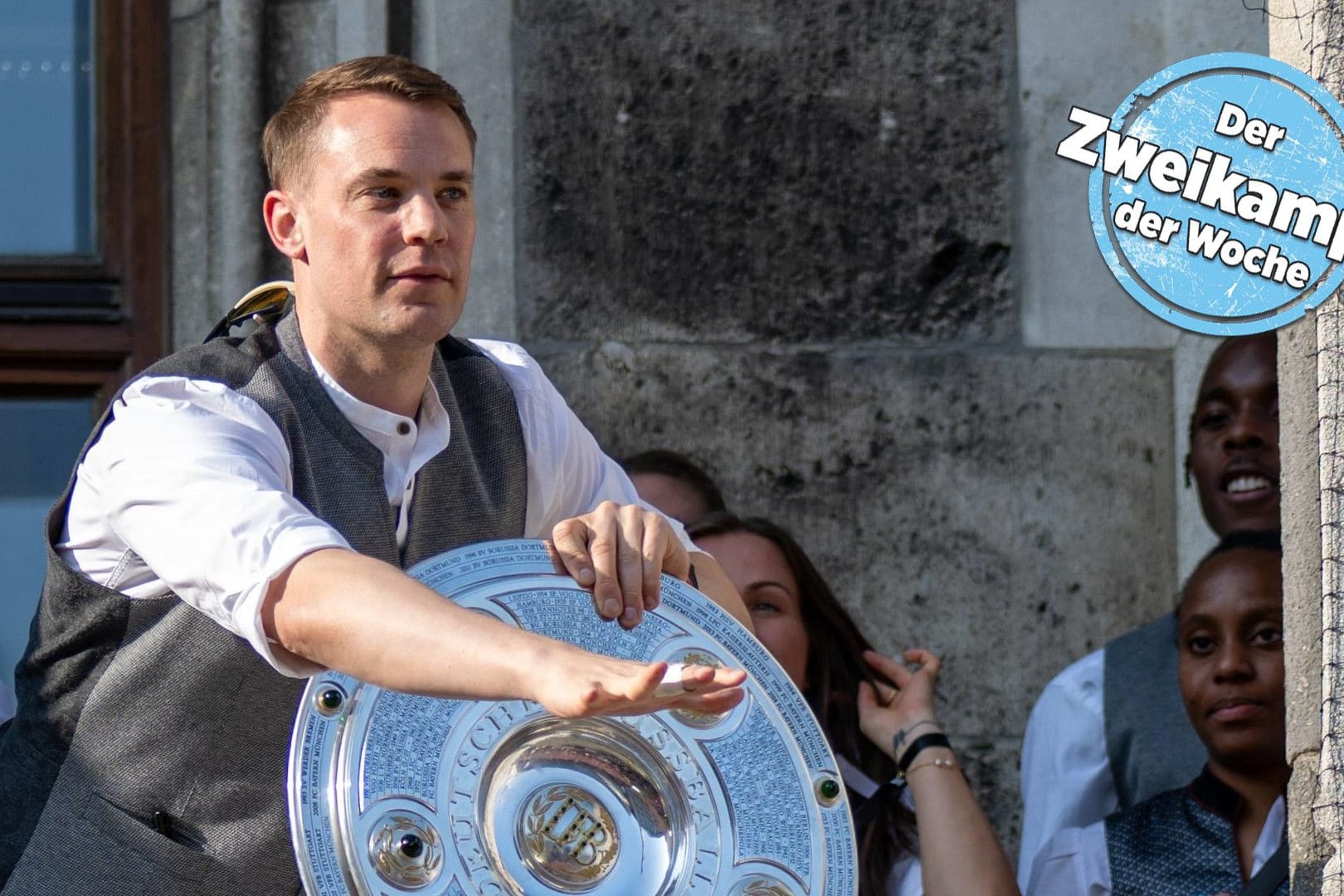 Manuel Neuer mit Meisterschale auf dem Münchner Rathausbalkon. Als Kapitän durfte er die Schale als Erster in den Händen halten, obwohl sein Anteil am Erfolg verletzungsbedingt überschaubar war.