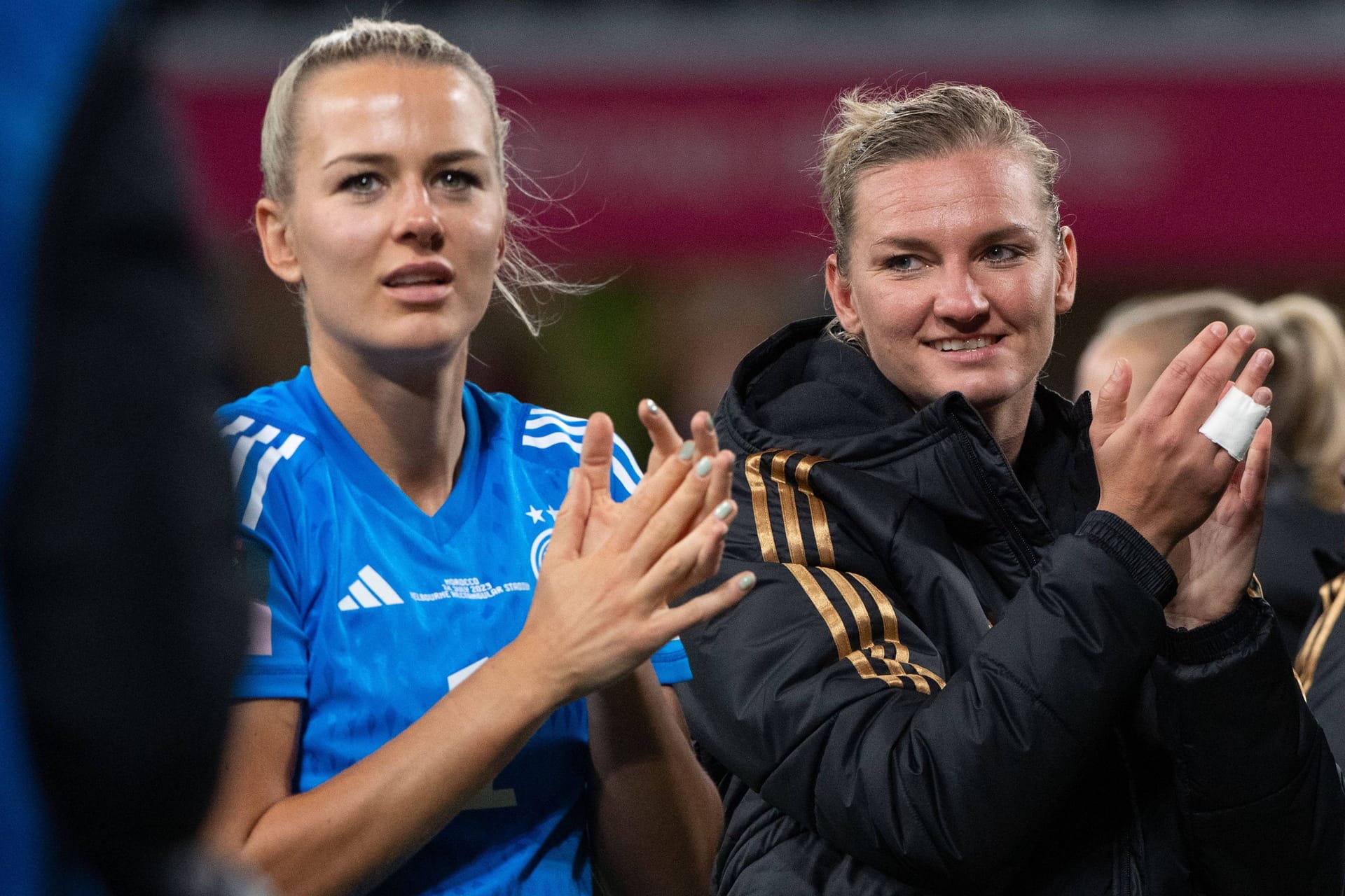 Merle Frohms (l.) und Stürmerin Alexandra Popp feiern den Auftaktsieg bei der Fußball-WM im Stadion in Melbourne.