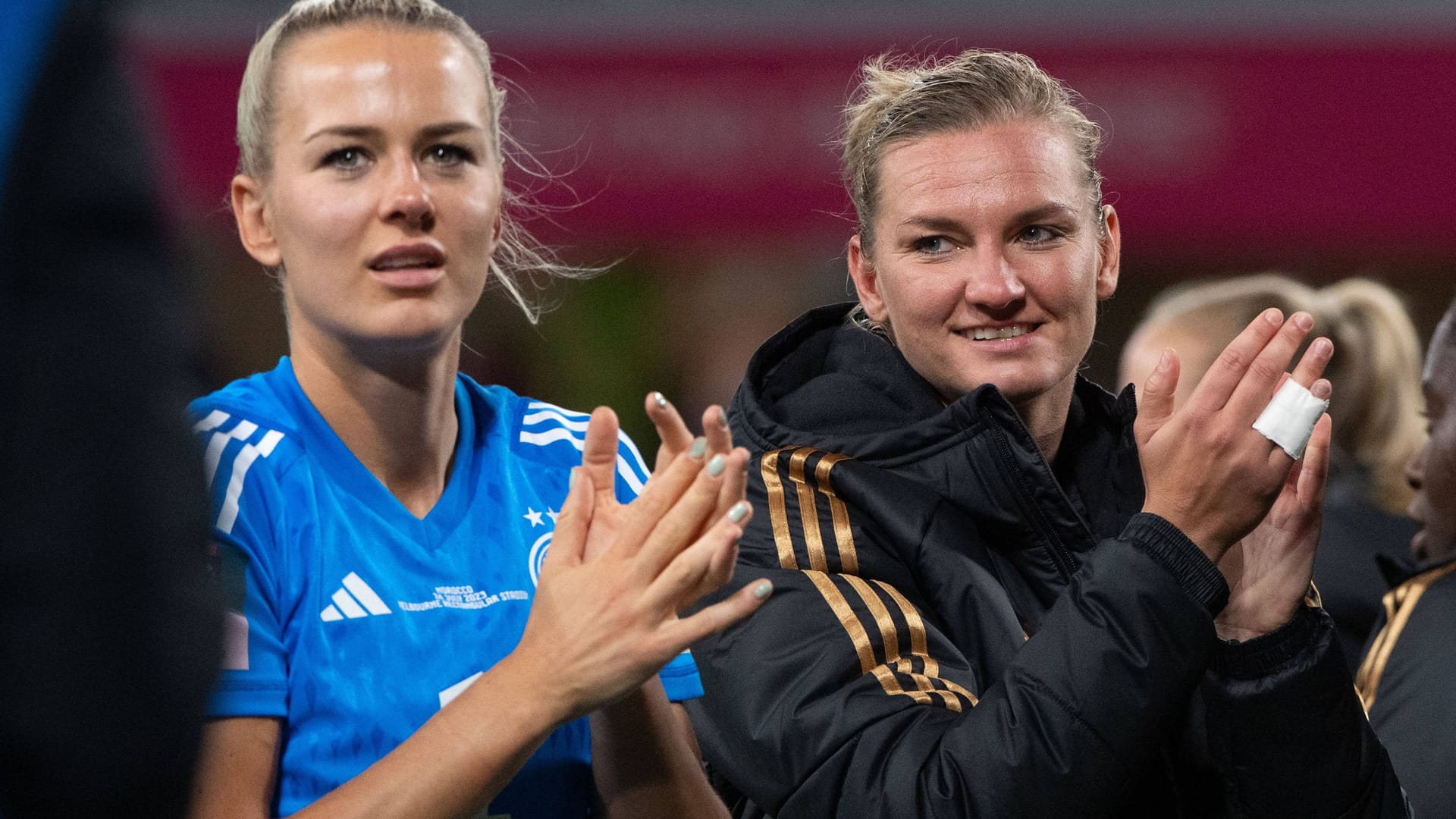 Merle Frohms (l.) und Stürmerin Alexandra Popp feiern den Auftaktsieg bei der Fußball-WM im Stadion in Melbourne.