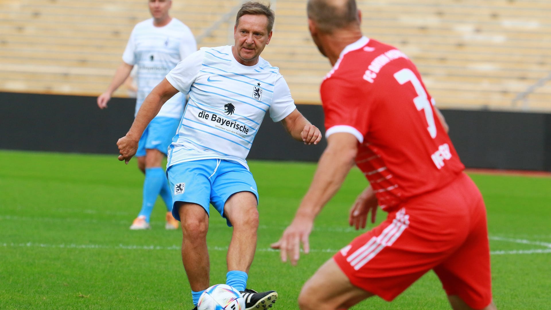 Horst Heldt (l.) beim Legendenspiel zwischen 1860 München und dem FC Bayern.