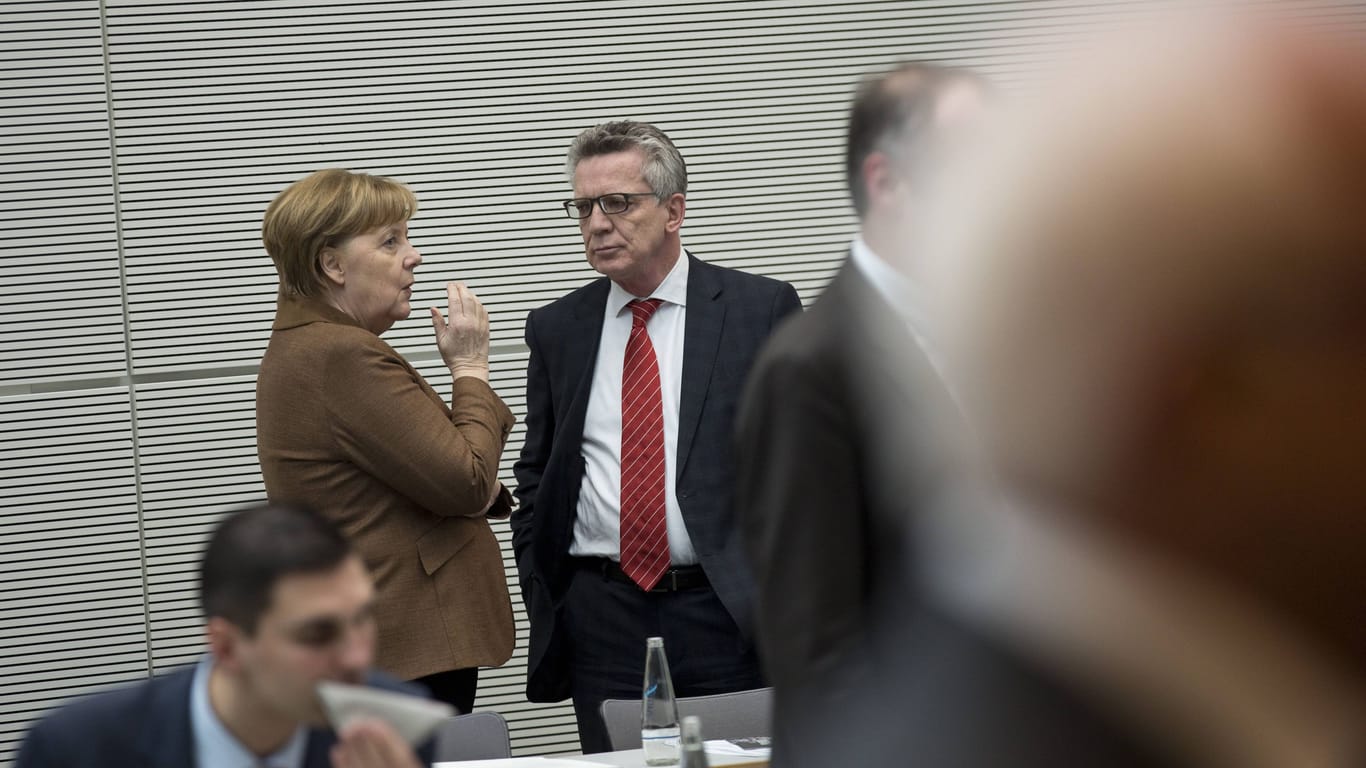 Die ehemalige Bundeskanzlerin Angela Merkel und ihr damaliger Innenminister Thomas de Maiziere 2018 im Bundestag.