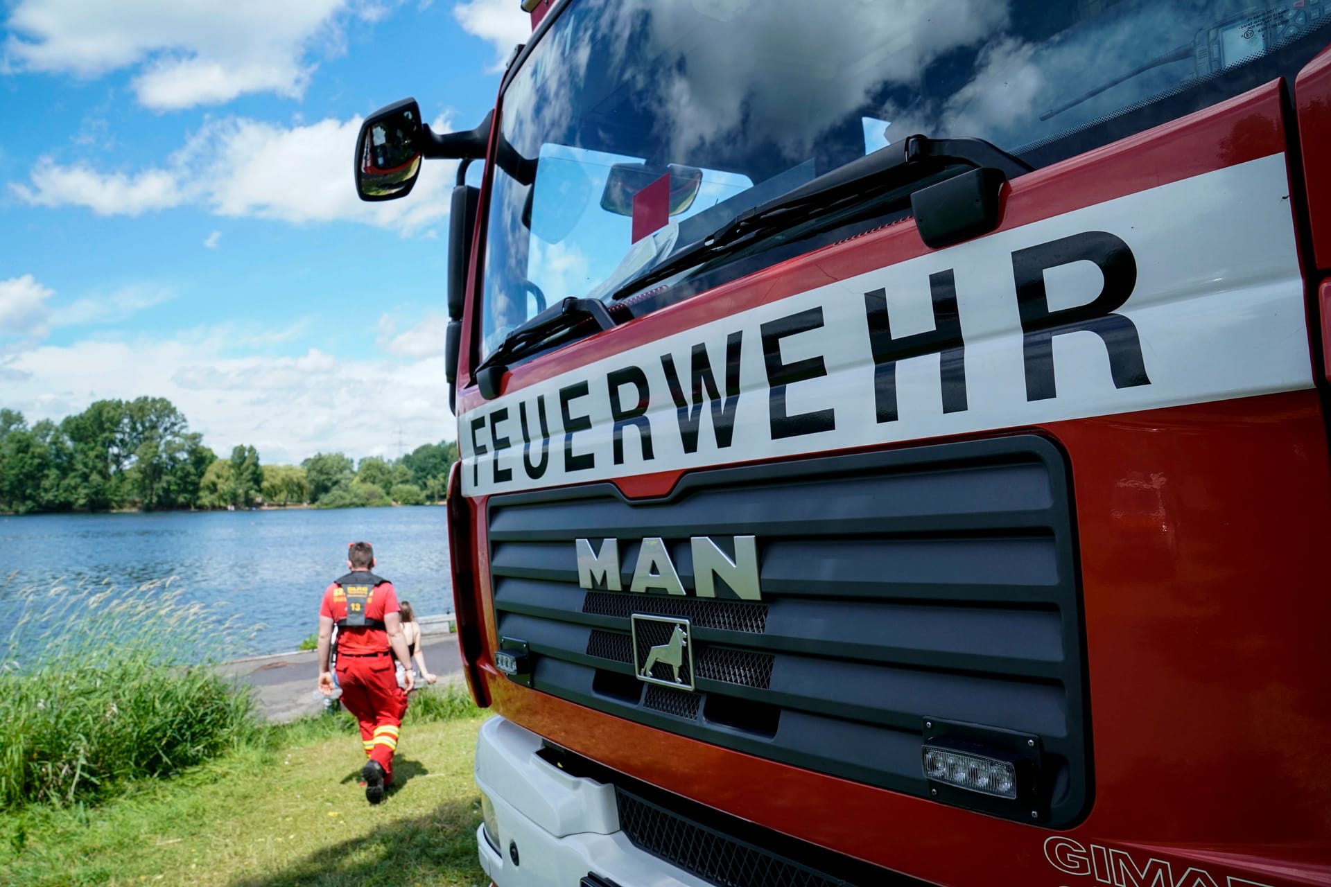 Aufmerksame Badegäste konnten einen Mann in letzter Sekunde retten (Symbolbild): Der 72-Jährige lag regungslos im Wasser.