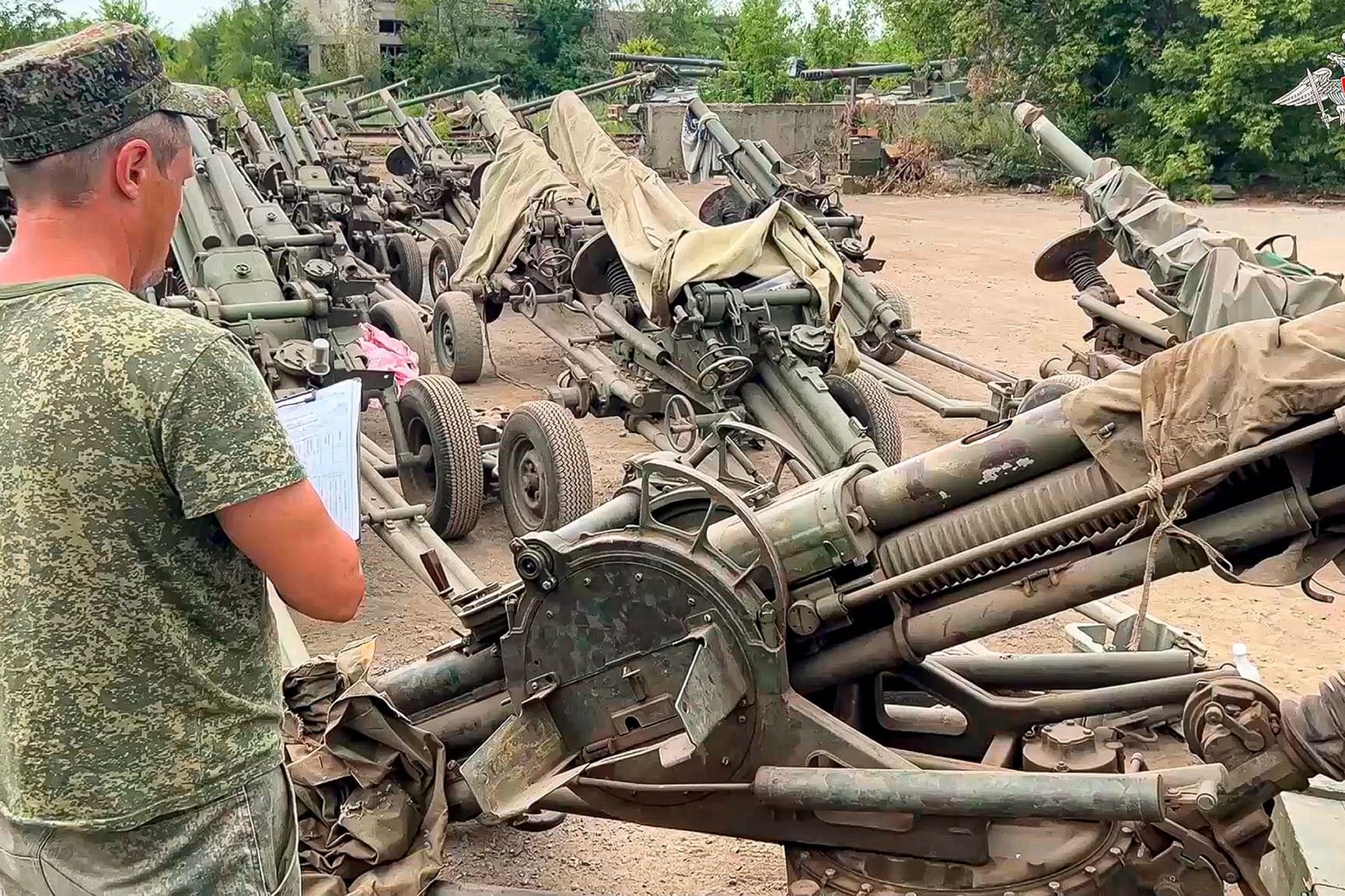 Ein russischer Soldat zählt die Artillerie-Ausrüstung, die von den Wagner-Söldnern übergeben wurde.