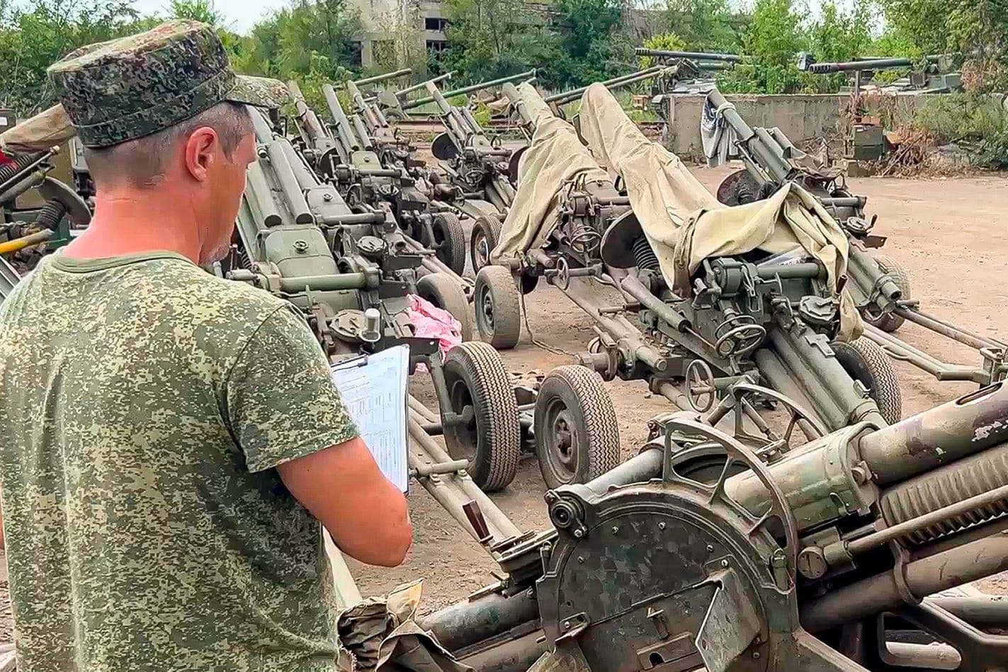 Ein russischer Soldat zählt die Artillerie-Ausrüstung, die von den Wagner-Söldnern übergeben wurde.