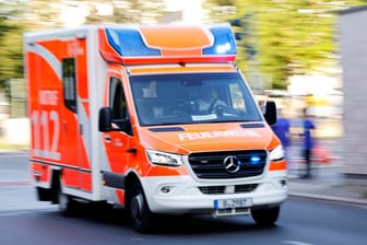 Ein Rettungswagen eilt mit Blaulicht zum Einsatz (Symbolbild): Einem Neugeborenen in Hamburg konnte es nicht schnell genug gehen.