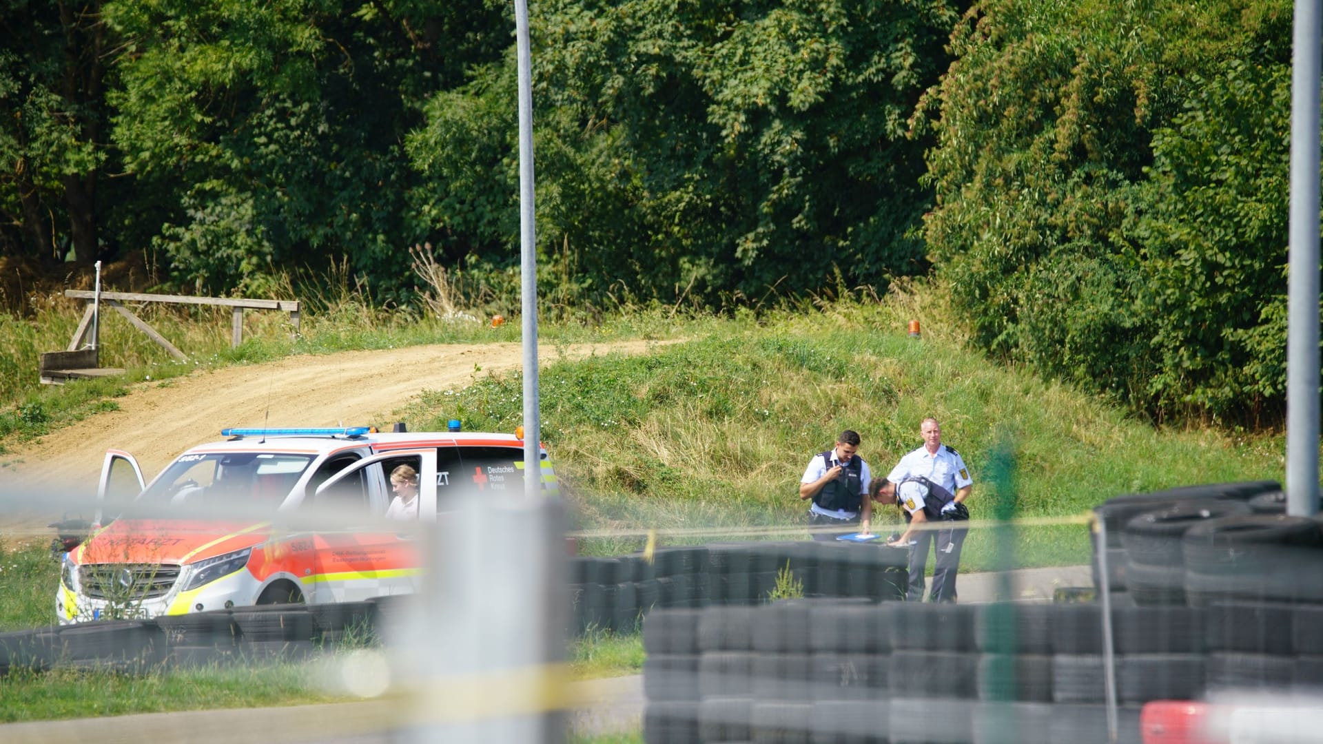 Die Polizei untersucht die Unfallstelle auf dem Verkehrsübungsplatz Birkhau (Archiv): Anfang der Woche war bereits ein 53-Jähriger Fahrtrainer ums Leben gekommen.