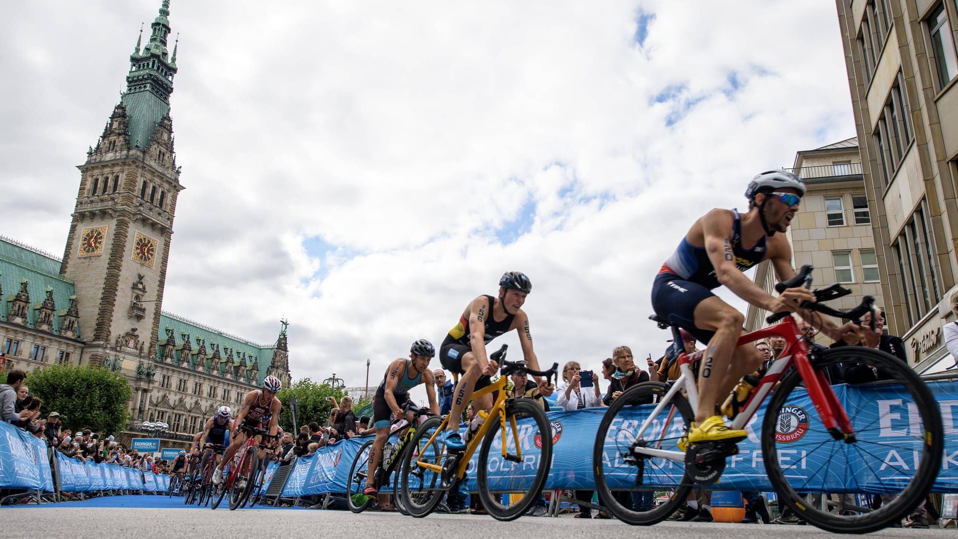 Triathleten in Hamburg (Symbolbild): In den kommenden Tagen gibt es umfangreiche Straßensperrungen wegen des Events. Triathleten in Hamburg (Symbolbild): In den kommenden Tagen gibt es umfangreiche Straßensperrungen wegen des Events.