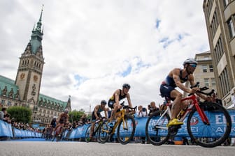 Triathleten in Hamburg (Symbolbild): In den kommenden Tagen gibt es umfangreiche Straßensperrungen wegen des Events.
