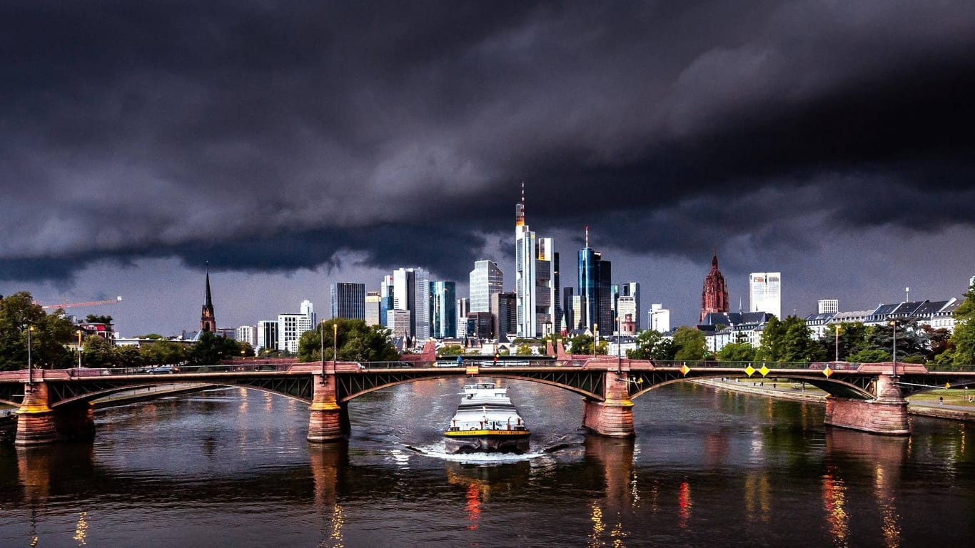 Unwetterwolken über Frankfurt am Main (Archivfoto): Am Dienstag wird es in Hessen abends ungemütlich.