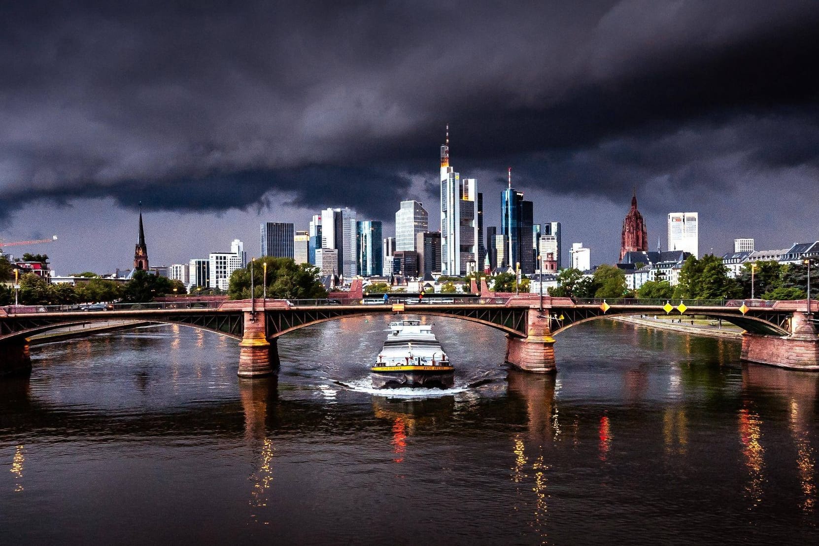 Unwetterwolken über Frankfurt am Main (Archivfoto): Am Dienstag wird es in Hessen abends ungemütlich.