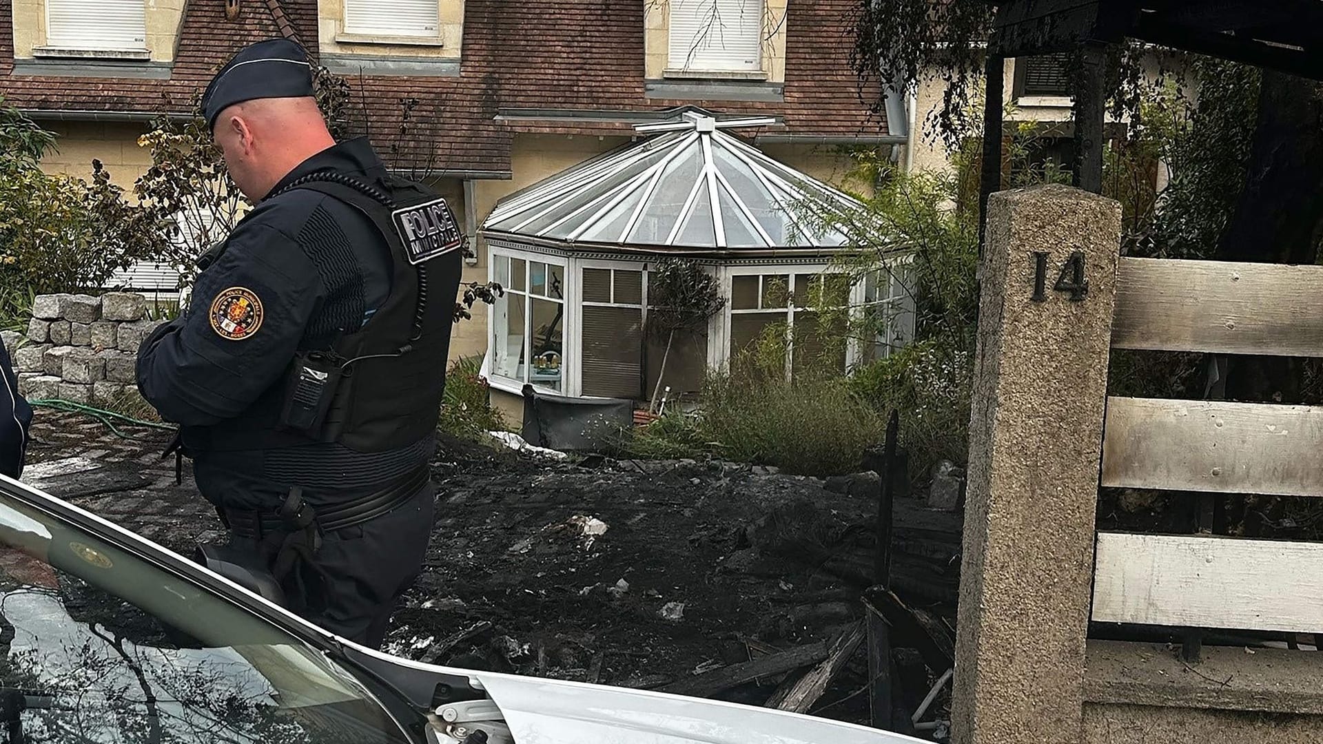 L'haÿ-Les-Roses: Ein Polizist steht vor dem Haus des Bürgermeisters.