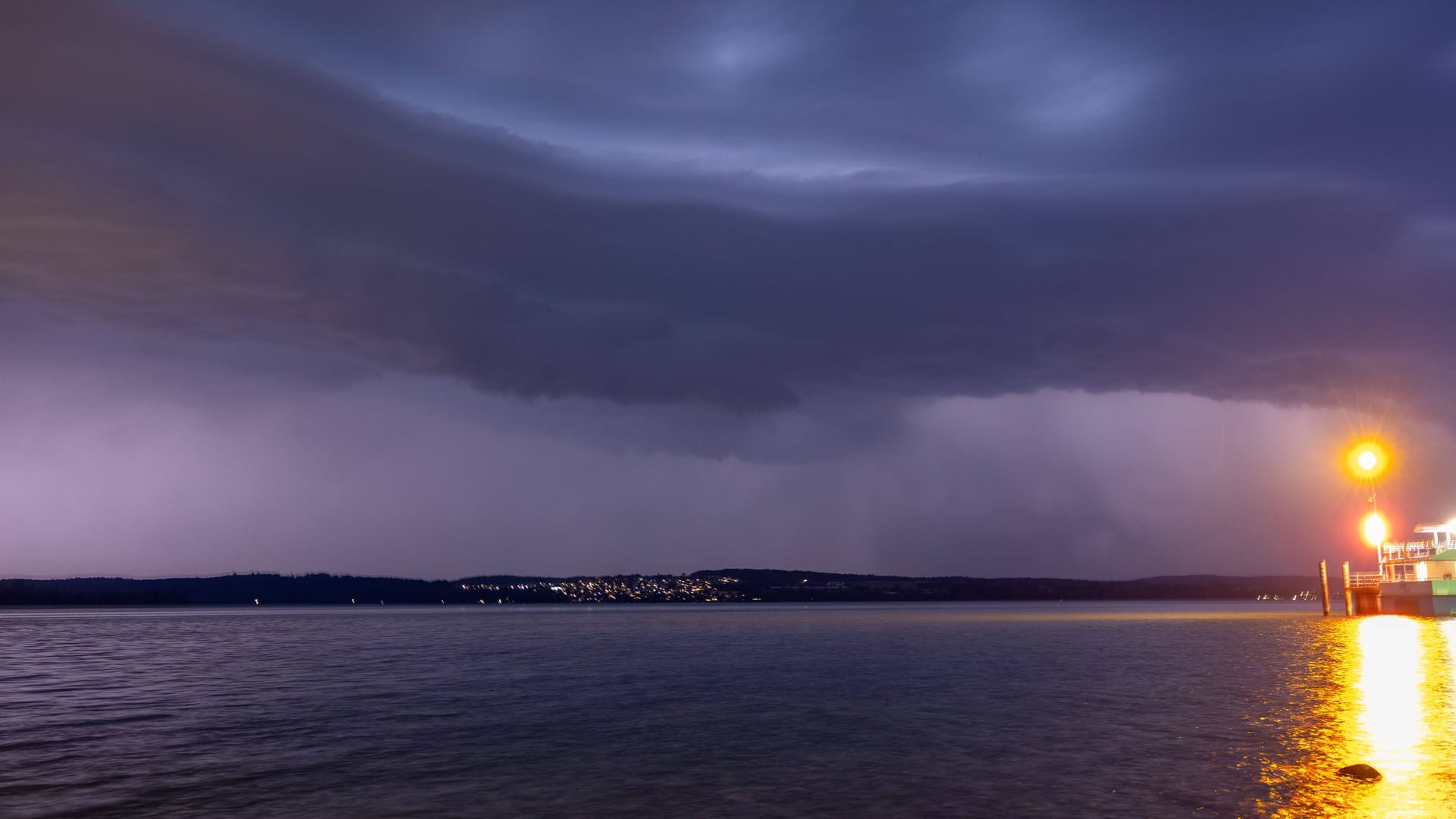 Ein dunkles Gewitter zieht über den Bodensee: Noch immer ist nicht klar, wie viele Boote beschädigt wurden oder gar untergegangen sind.