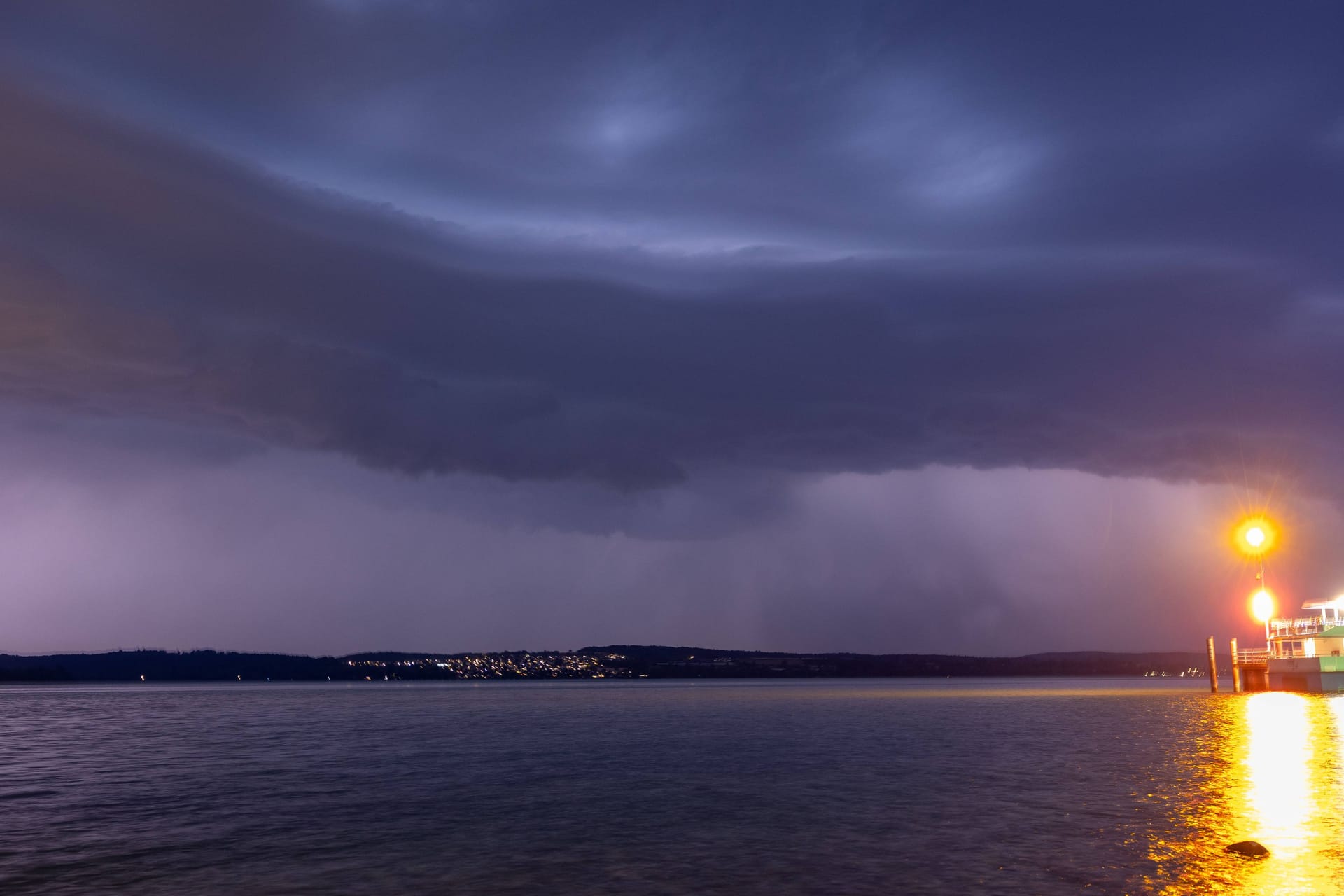 Ein dunkles Gewitter zieht über den Bodensee: Noch immer ist nicht klar, wie viele Boote beschädigt wurden oder gar untergegangen sind.