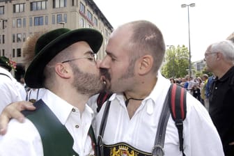 Zwei Männer küssen sich auf dem Christopher Street Day (Archivbild): Ein CSU-Verband kann dem offensichtlich nicht viel abgewinnen.