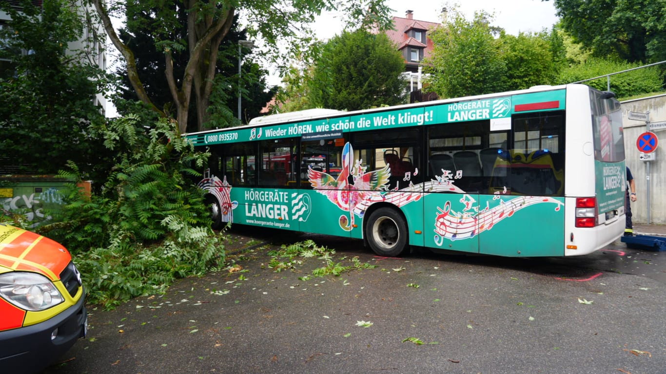 Großeinsatz in Nürtingen: Ein Linienbus ist dort mit einem Baum kollidiert. Viele der Insassen wurden verletzt.