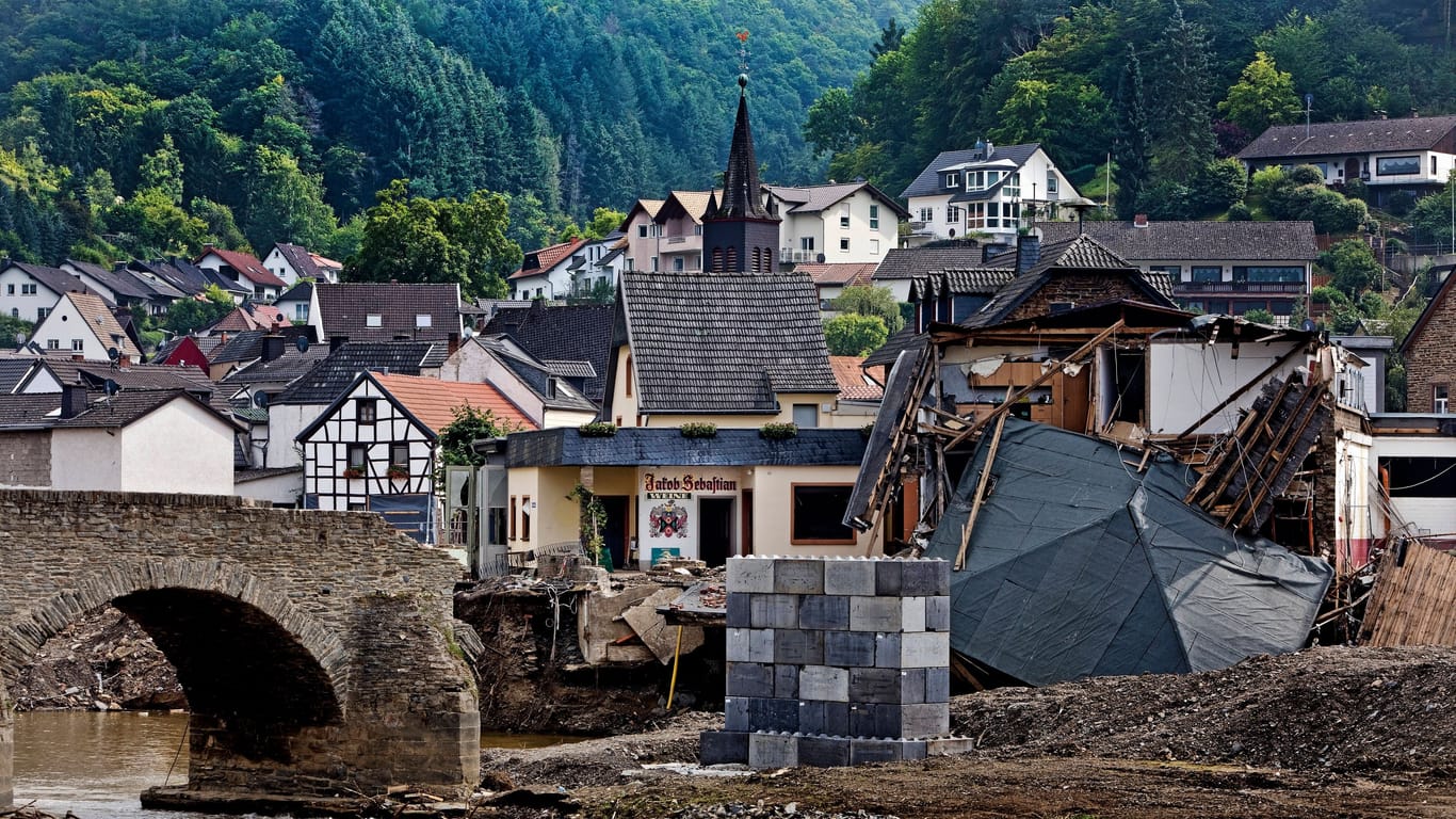 Eine zerstörte Brücke nach der Flutkatastrophe im Ahrtal (Archivbild): der Klimawandel hat Starkregen wie jene, die zur tödlichen Überschwemmung führten, in Deutschland bis zu neunmal wahrscheinlicher gemacht.
