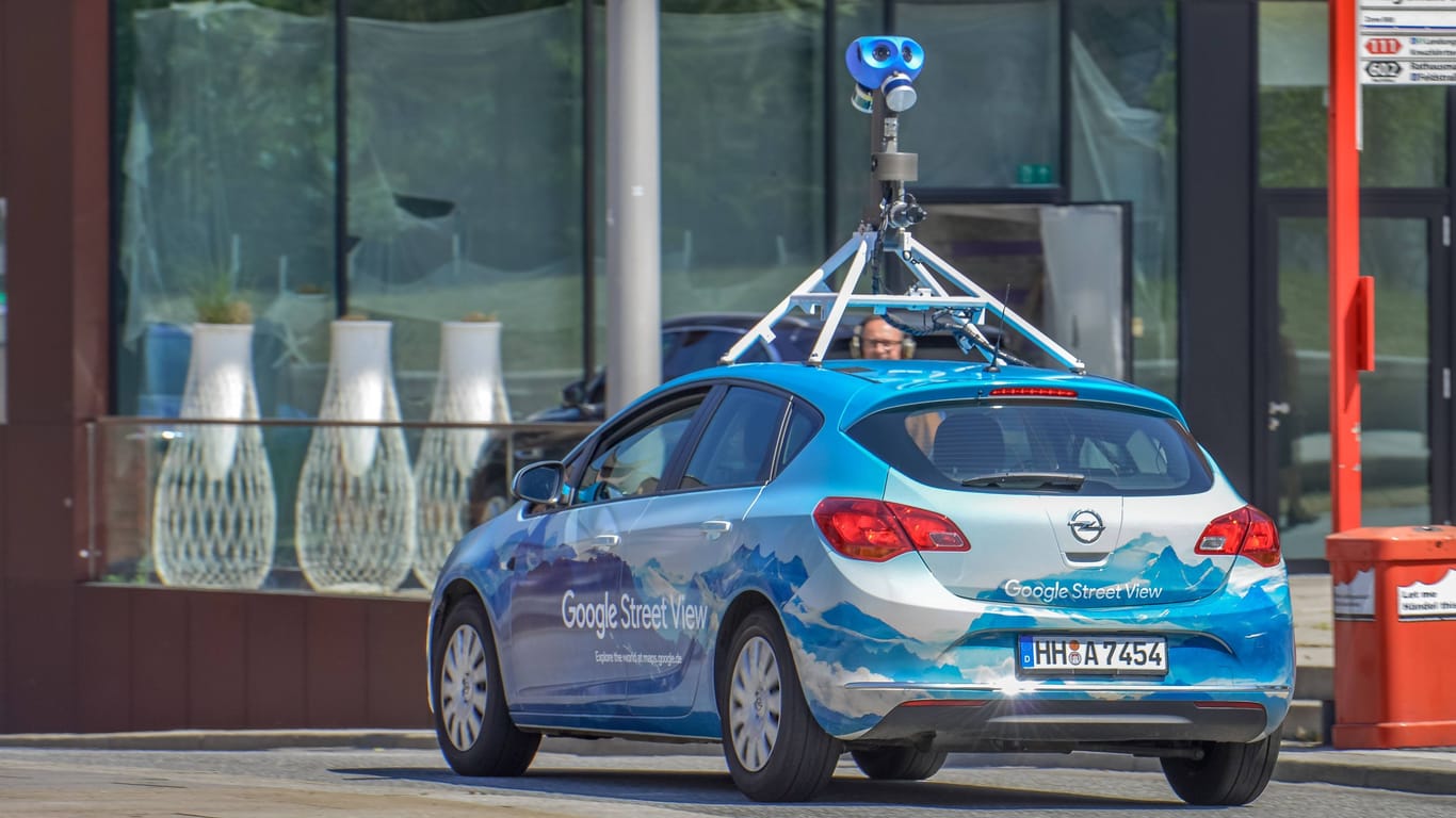 Ein Google-Auto mit Kamera, hier in Hamburg (Archivbild): Für Bremen wurden nun neue Bilder im Dienst Streetview bereitgestellt.