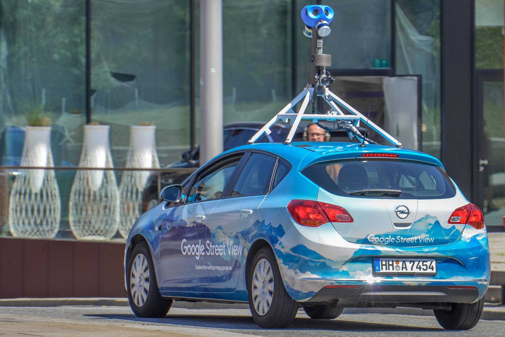 Ein Google-Auto mit Kamera, hier in Hamburg (Archivbild): Für Bremen wurden nun neue Bilder im Dienst Streetview bereitgestellt.