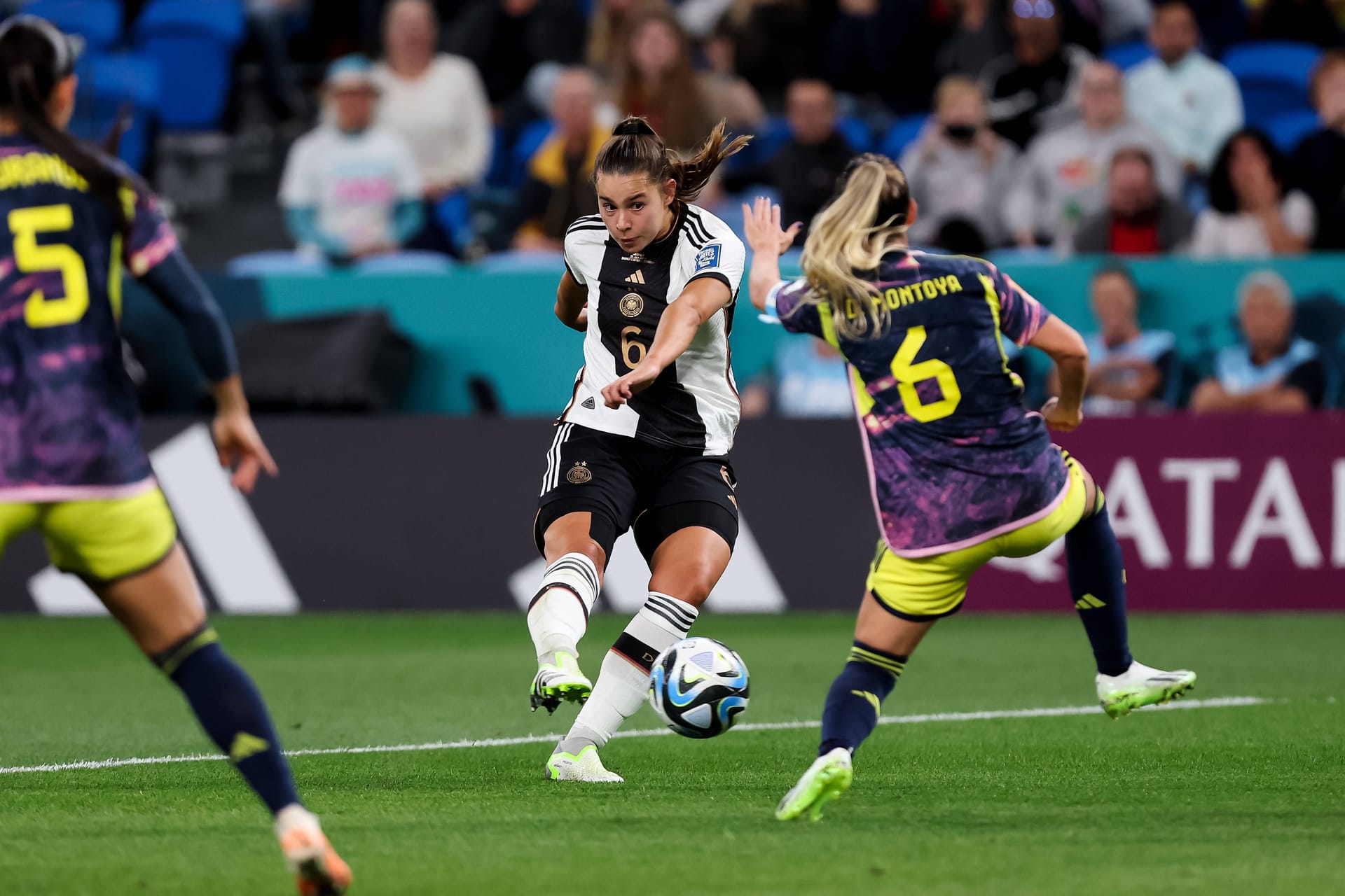 Lena Oberdorf: Das "Herzstück" der DFB-Frauen spielte von Beginn an seine Stärken aus. Passsicher im Ballspiel, konsequent in den Zweikämpfen und beim Vorchecking. Ihre Präsenz war gegen das harte Spiel der Kolumbianerinnen unabdingbar. Sah dann selbst für einen zu harten Einsatz die Gelbe Karte (56. Minute). Verzog kurz darauf knapp (64.). Traute sich offensiv wenig. Note 3