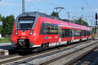Regionalzug der Deutschen Bahn (Symbolbild): Lange hatte der Konzern mit der EVG gerungen.