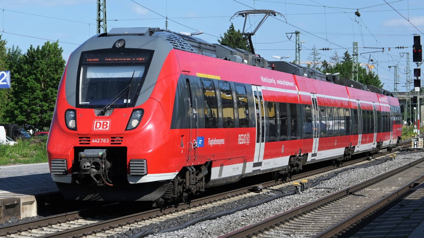 Regionalzug der Deutschen Bahn (Symbolbild): Lange hatte der Konzern mit der EVG gerungen.