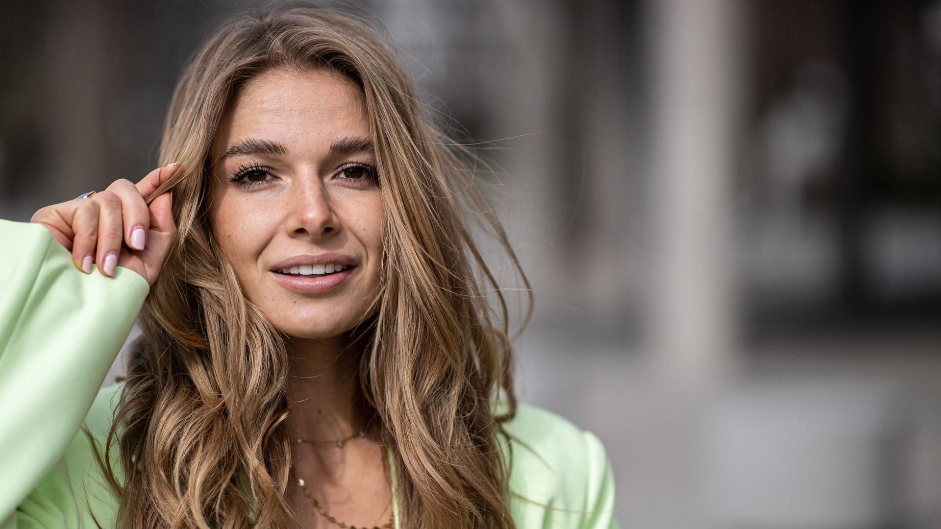Lola Weippert: Die Moderatorin zeigt sich beim Sonnen in Thailand. Lola Weippert: Die Moderatorin zeigt sich beim Sonnen in Thailand.