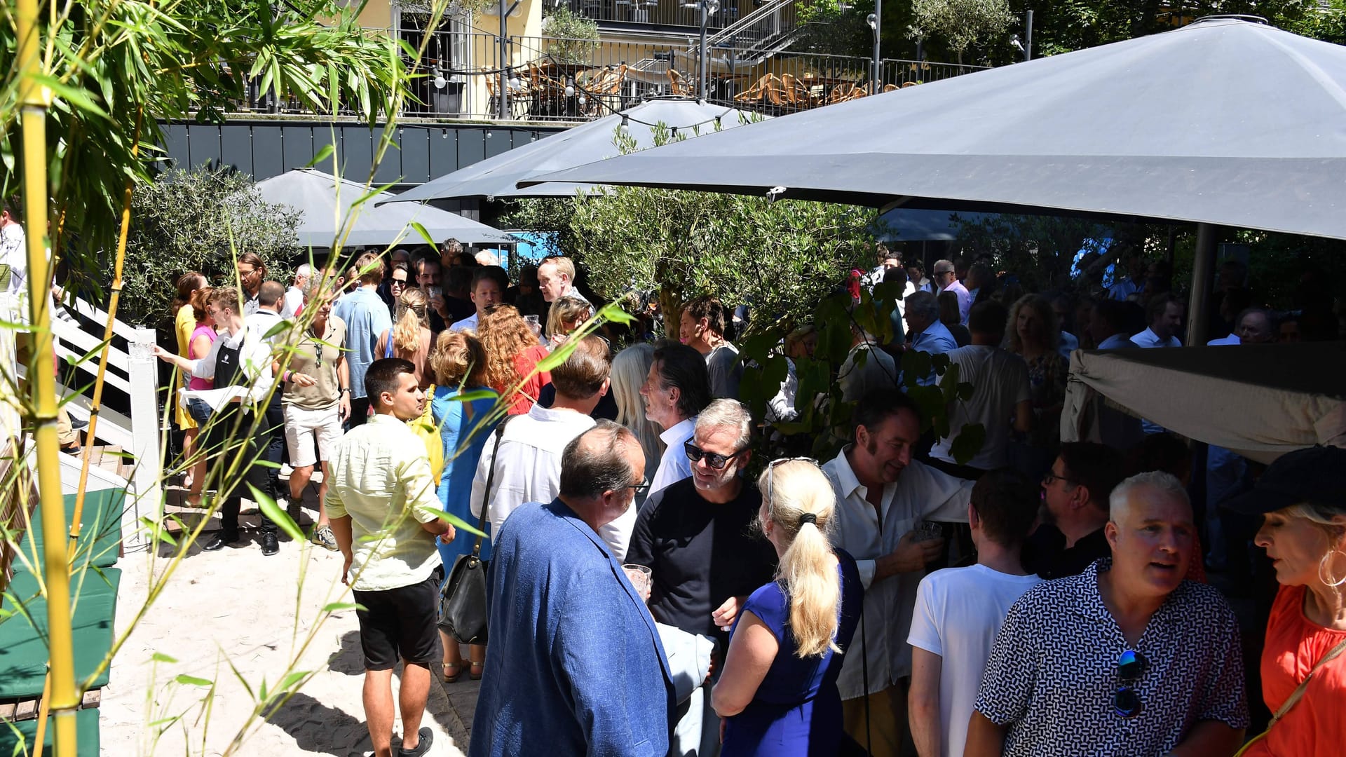 Empfang im Biergarten des "Moro Mou" in München (Archivbild): Wirtin Kleopatra Tatsi ist nun überraschend gestorben.