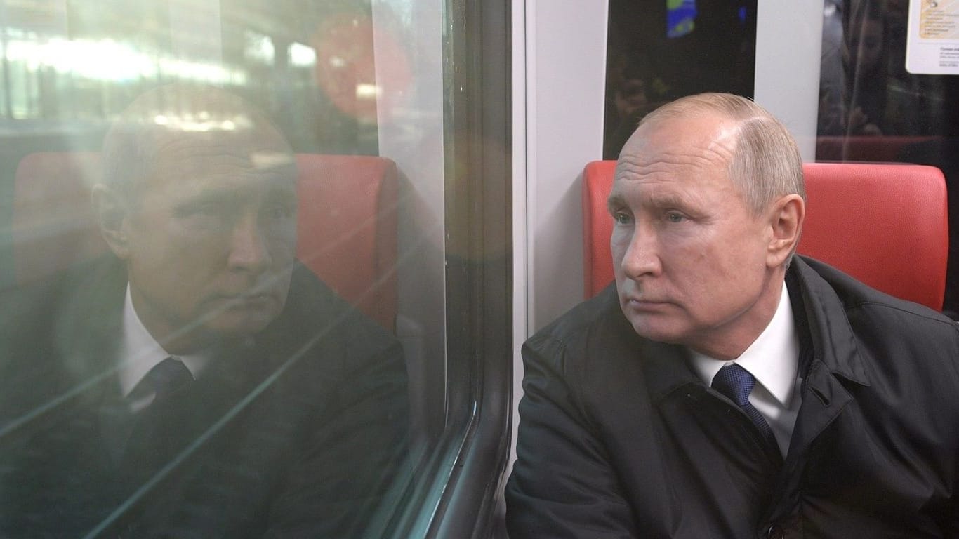 Wladimir Putin blickt aus einem Zugfenster (Archivbild): Jetzt sind Details über seinen Luxus-Zug bekannt geworden.