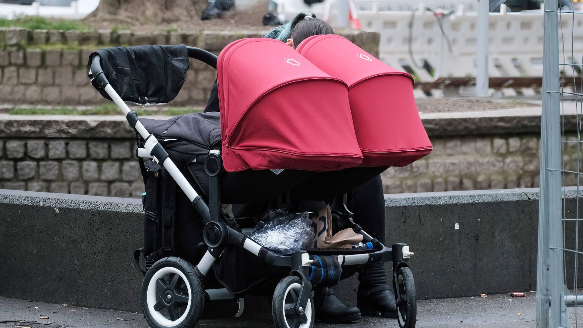 Doppeltes Babyglück: Wer sich davor fürchtet, kann Zwillingsgeburten versichern lassen.