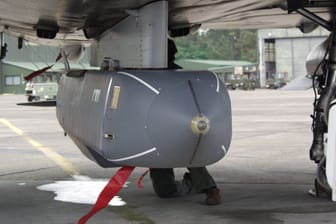 Ein Marschflugkörper des Modells Storm Shadow/ Scalp unter einem Flugzeug (Symbolbild): Frankreich will der Ukraine mit solchen Raketen aushelfen.