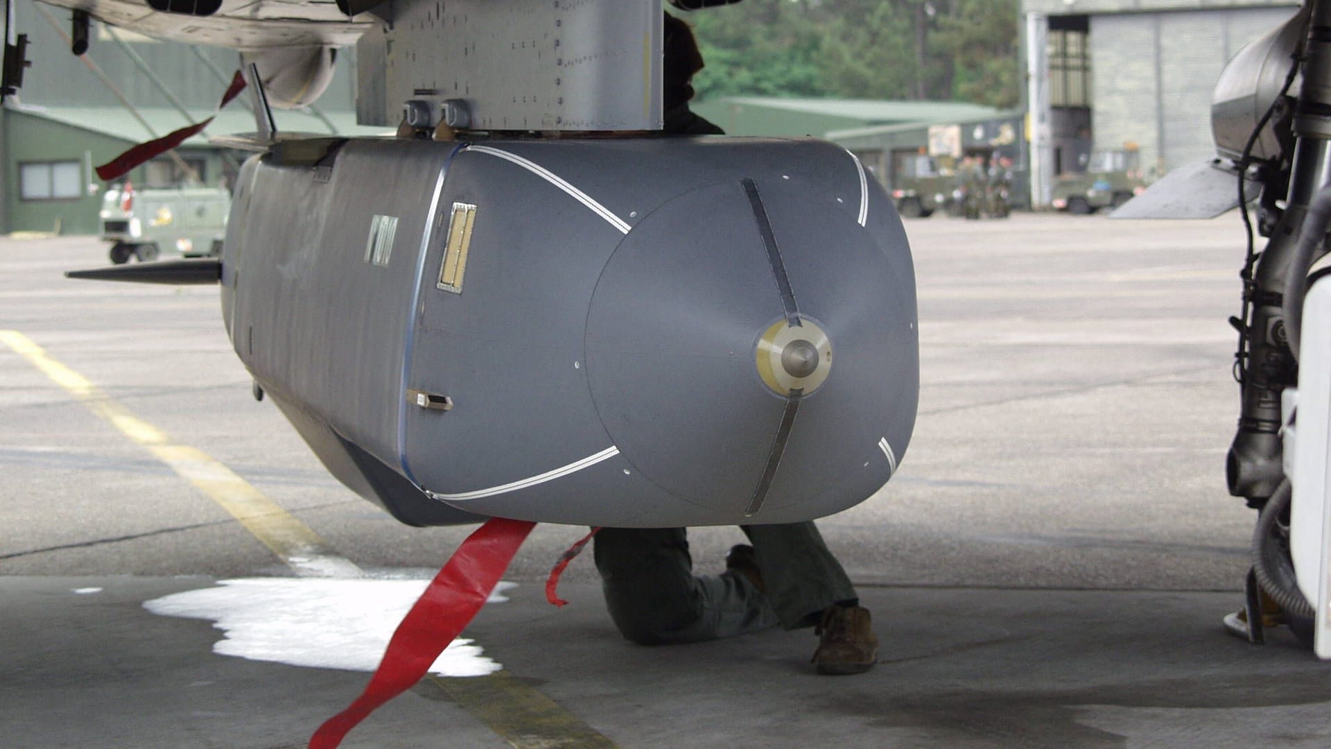 Ein Marschflugkörper des Modells Storm Shadow/ Scalp unter einem Flugzeug (Symbolbild): Frankreich will der Ukraine mit solchen Raketen aushelfen.