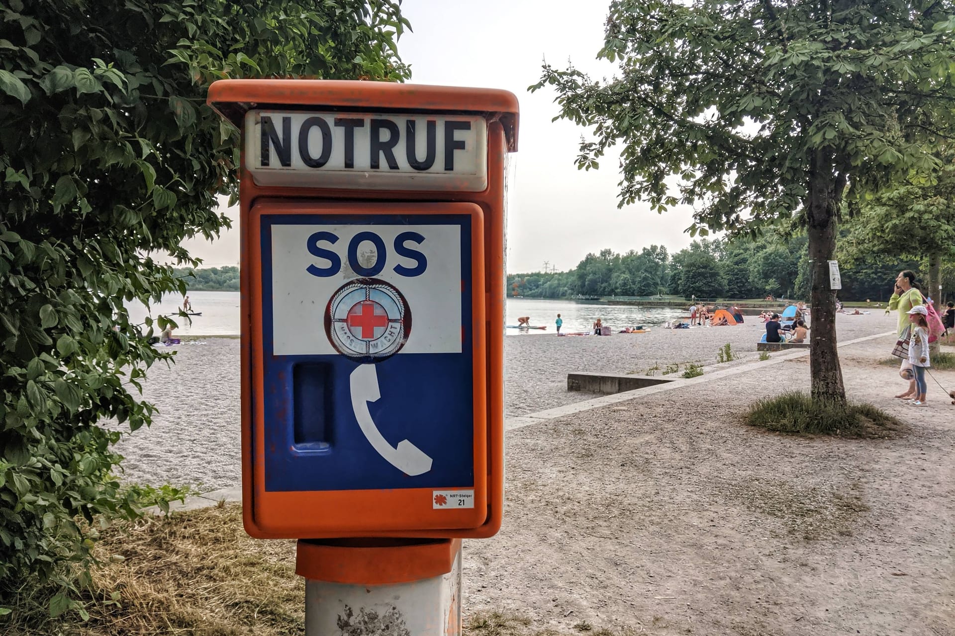 Der Langwieder See im Nordwesten der Stadt gehört zu den beliebtesten Badeseen in München.