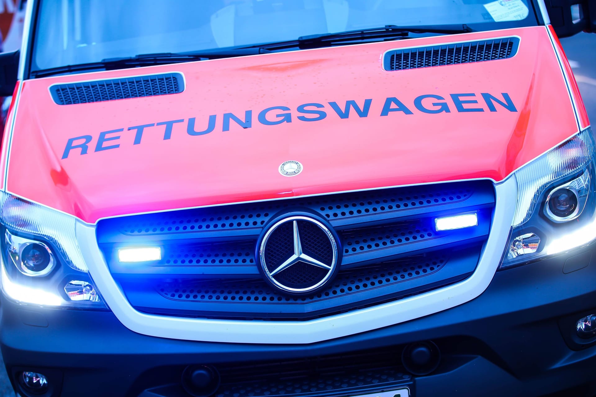 Rettungswagen im Einsatz (Symbolbild): Beim Abbiegen wurde ein Mann lebensgefährlich verletzt.