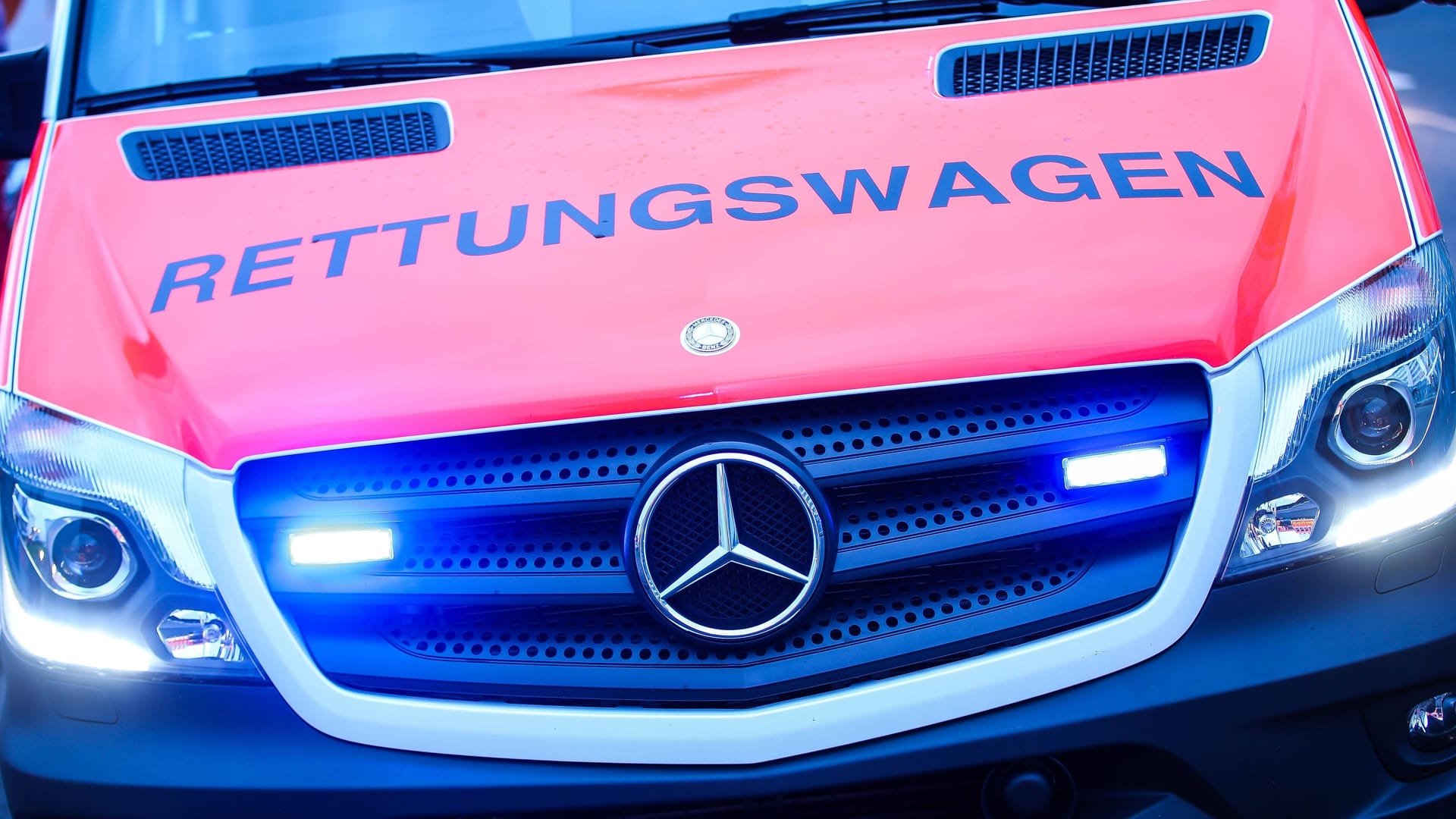 Rettungswagen im Einsatz (Symbolbild): Beim Abbiegen wurde ein Mann lebensgefährlich verletzt. Rettungswagen im Einsatz (Symbolbild): Beim Abbiegen wurde ein Mann lebensgefährlich verletzt.