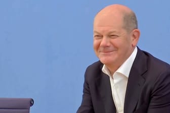 Zwischenfall bei Scholz-Rede sorgt für Lacher