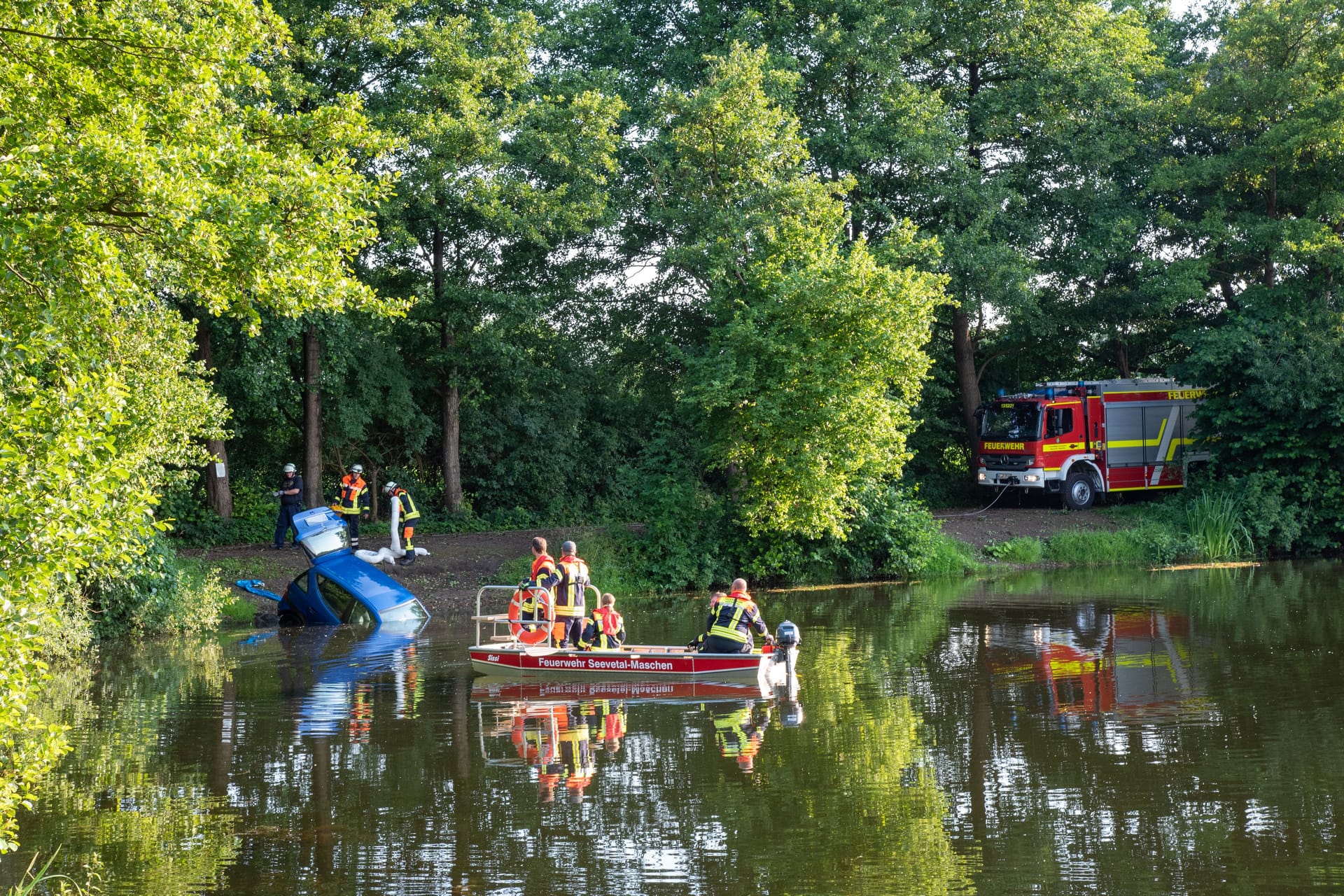 Angelteich Maschen in Seevetal: Die Feuerwehr muss ein Auto aus der Mitte des Sees bergen.