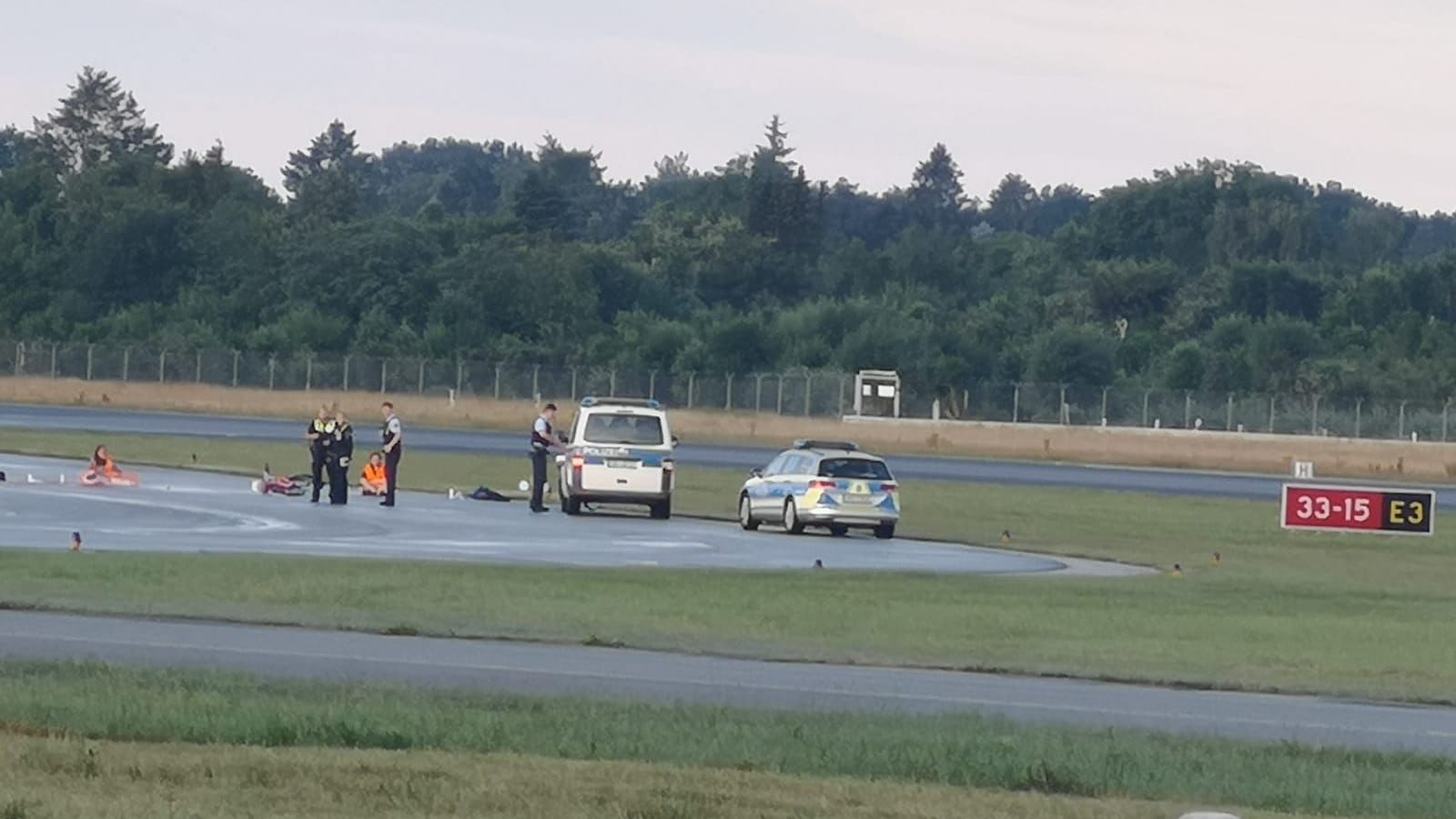 Blockade in Hamburg: Drei Aktivisten haben sich auf dem Rollfeld festgeklebt.