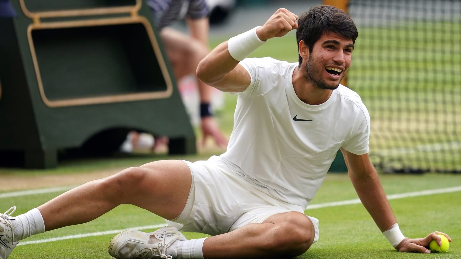 Überglücklich: Carlos Alcaraz nach dem Finalerfolg über Novak Djokovic.