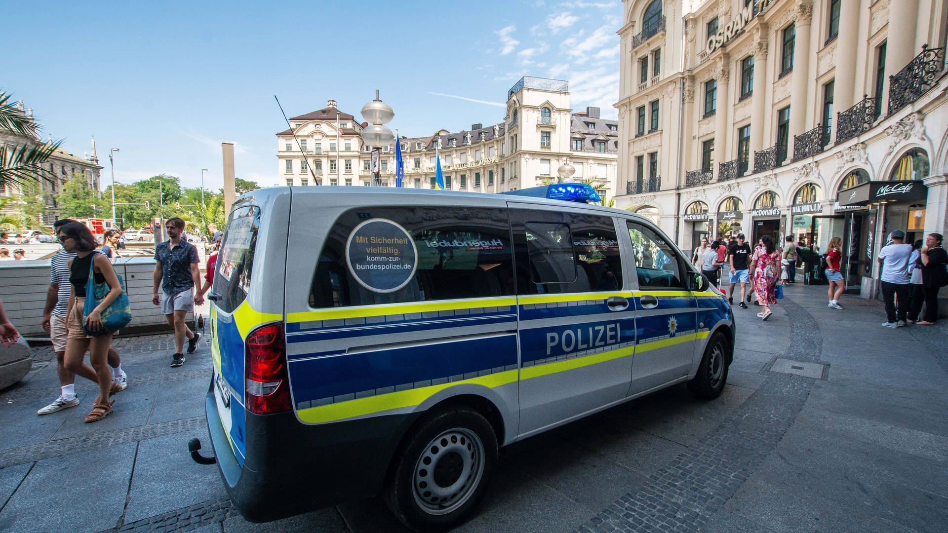 Polizeieinsatz in München (Symbolfoto): Eine Messerattacke beschäftigt die Kriminalpolizei. Polizeieinsatz in München (Symbolfoto): Eine Messerattacke beschäftigt die Kriminalpolizei.