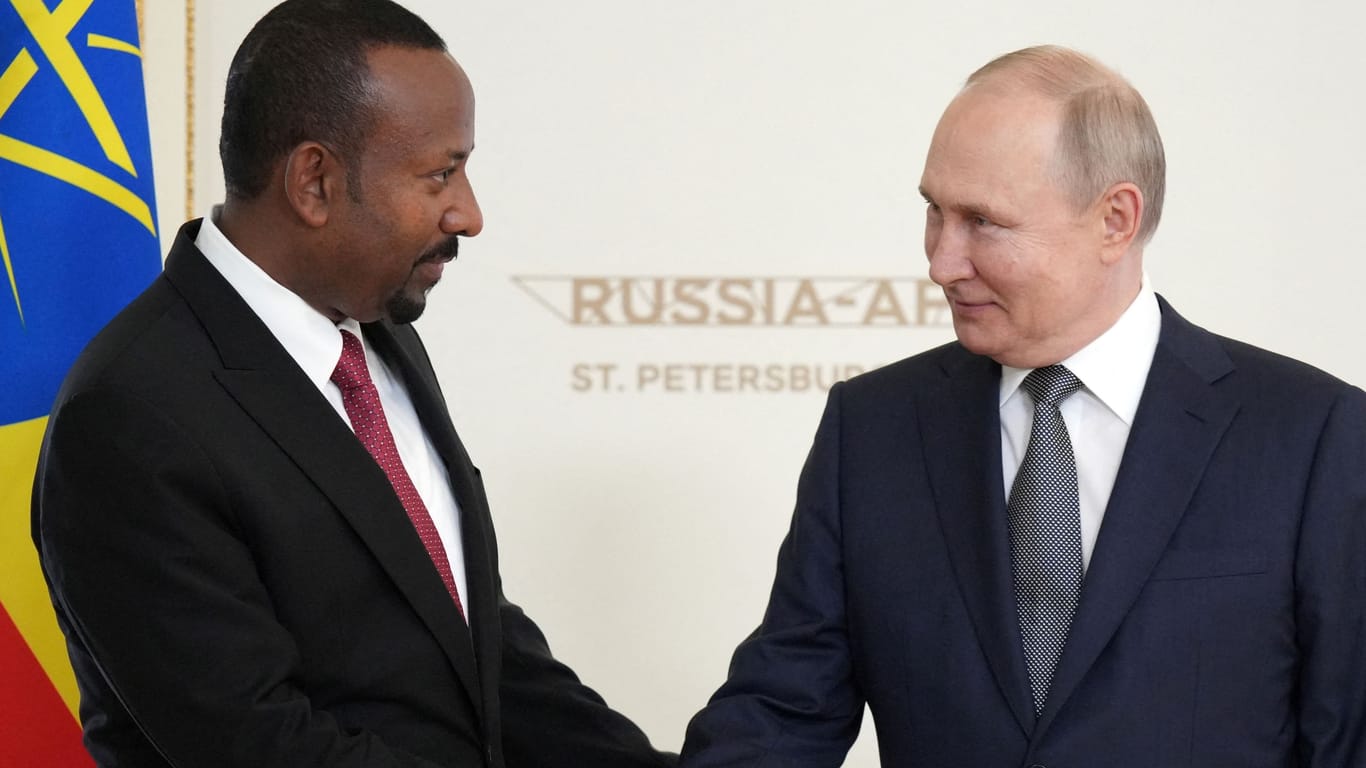 Russlands Autokrat Putin begrüßt den äthiopischen Premierminister Abiy Ahmed in St. Petersburg.
